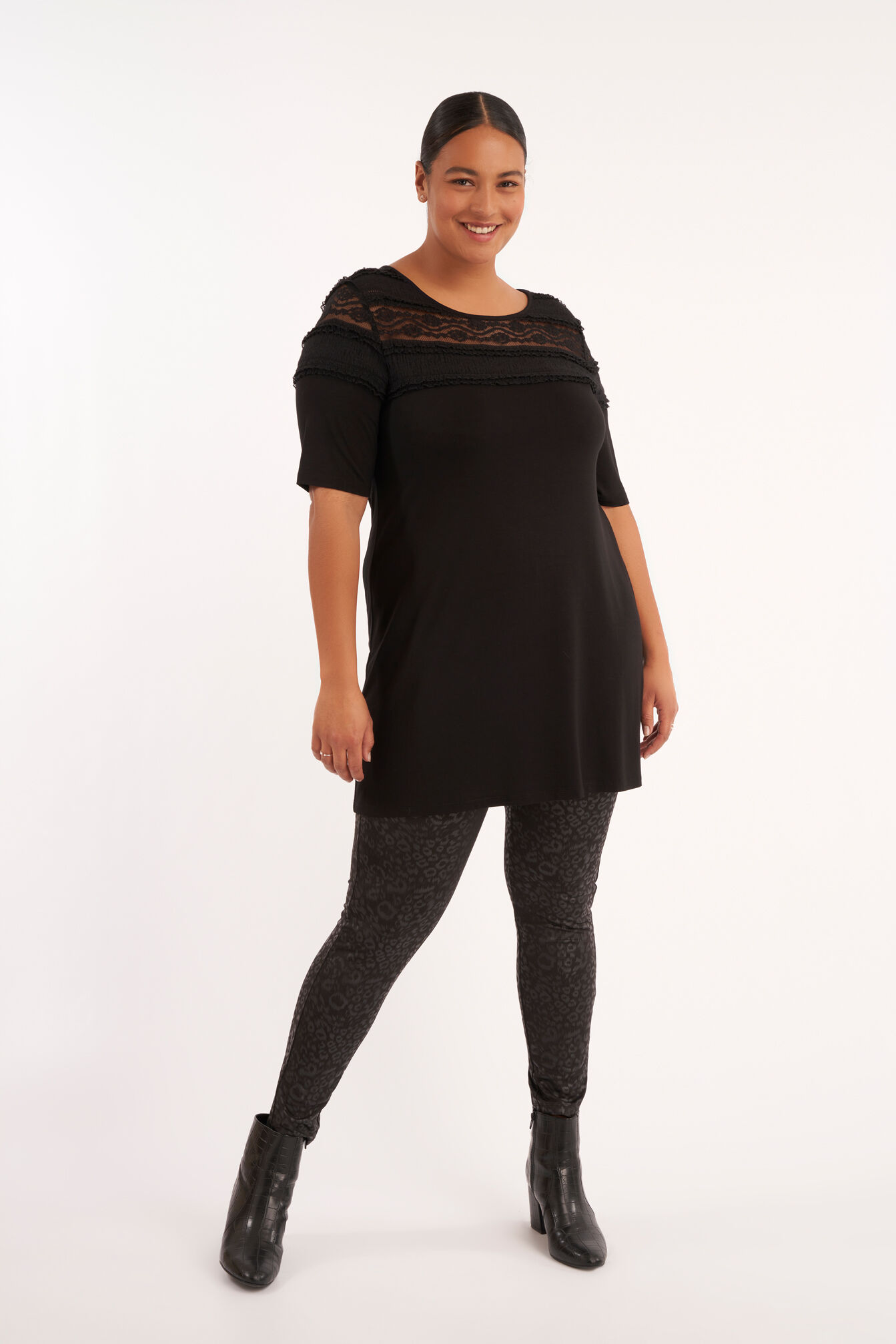 Top con corte en A y encaje  image number 5