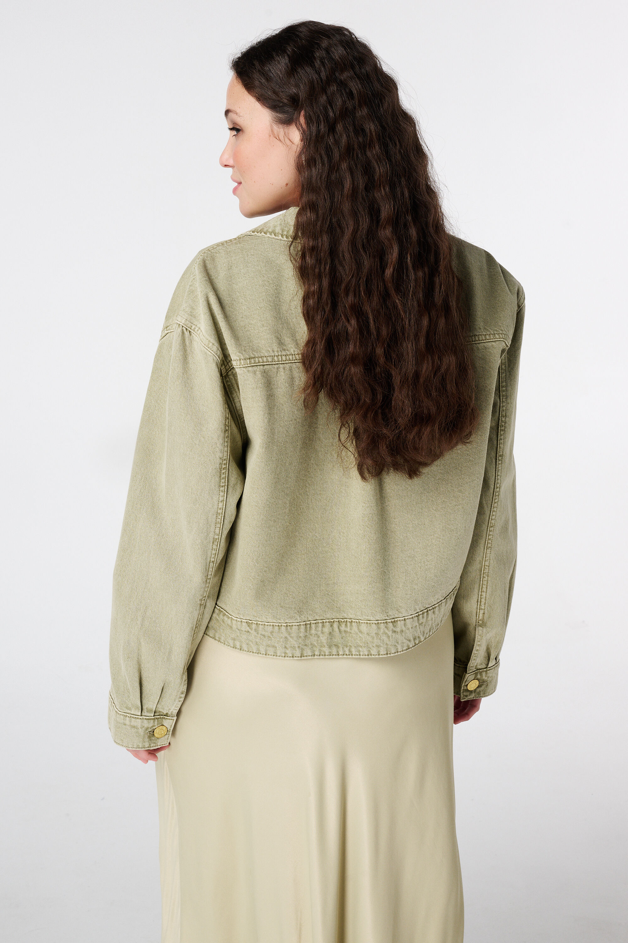 Chaqueta vaquera con cierre de botones image number 3