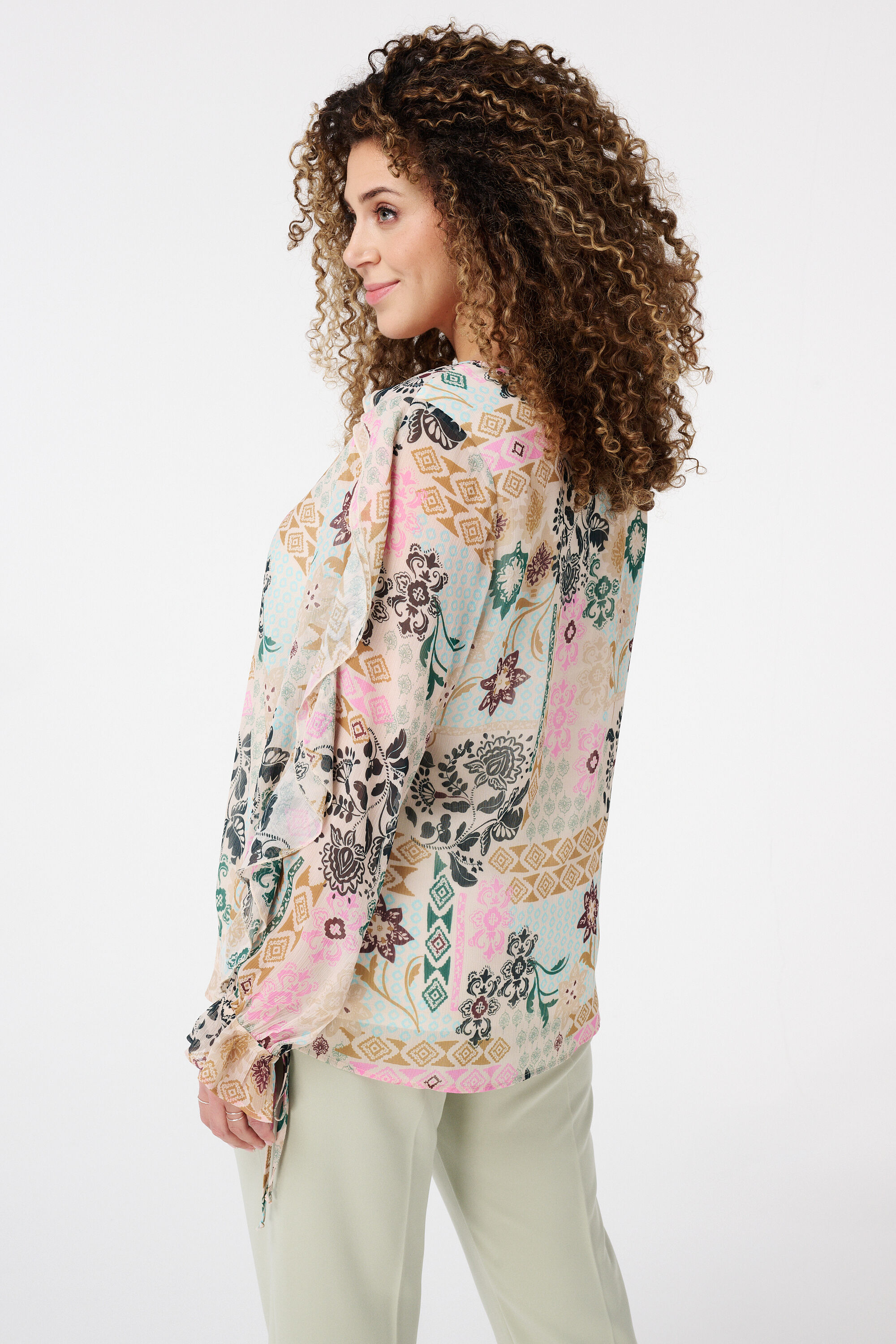 Blusa con volantes image number 3