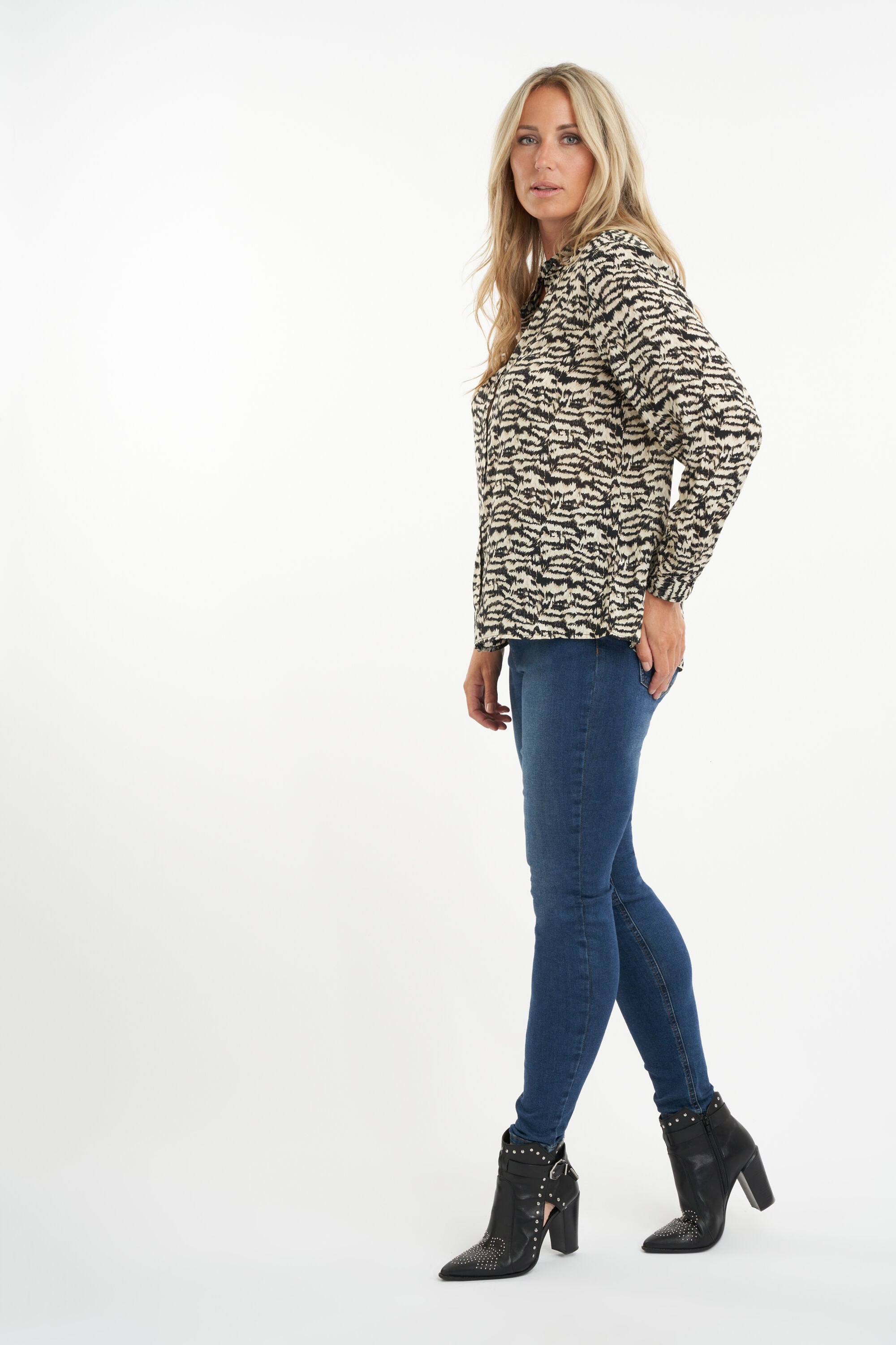 Blusa con estampado de cebra image number 6