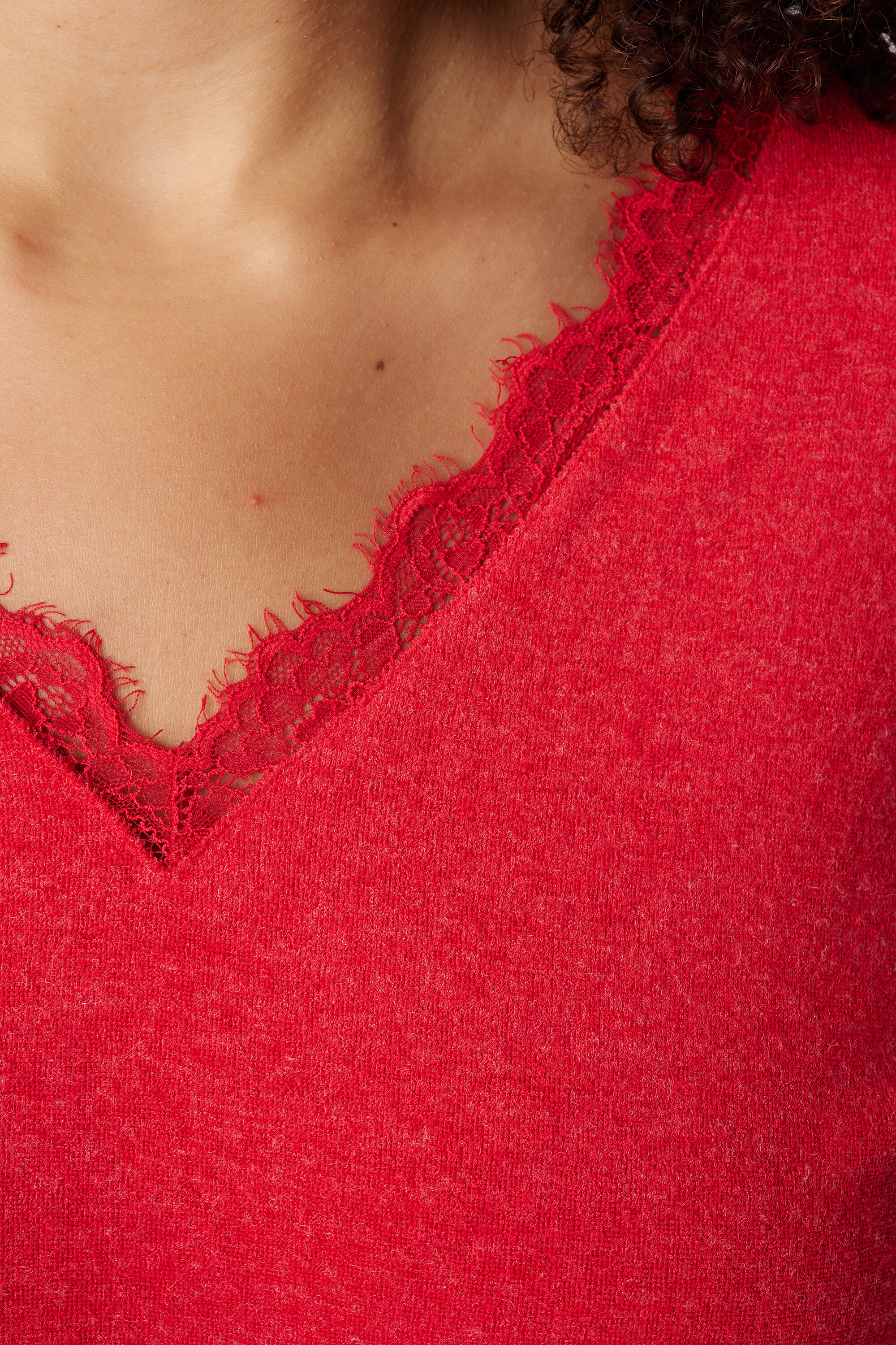 Top con cuello de pico de encaje image number 6