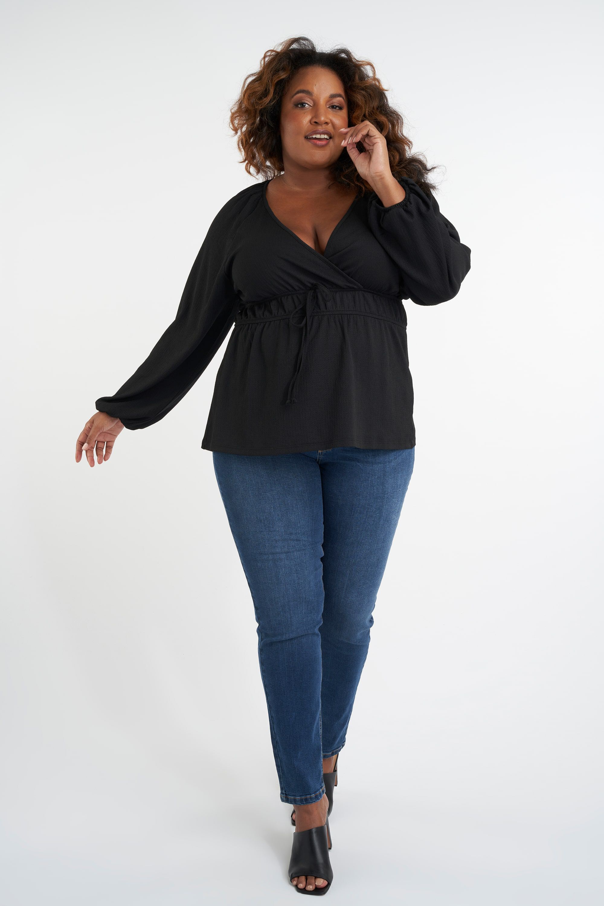 Top cruzado con mangas abullonadas image number 4