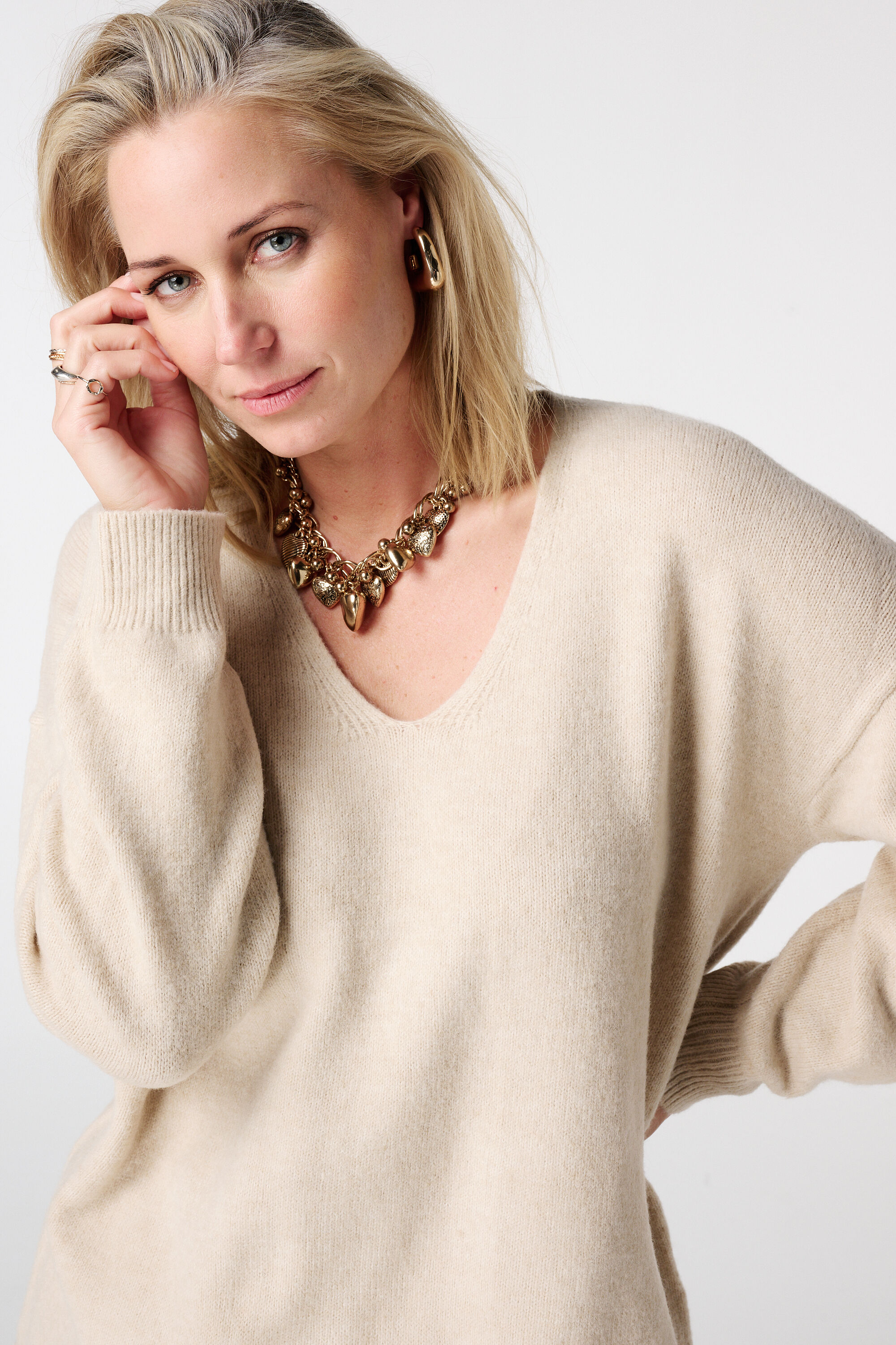 Jersey con escote en pico y encaje inferior image number 4