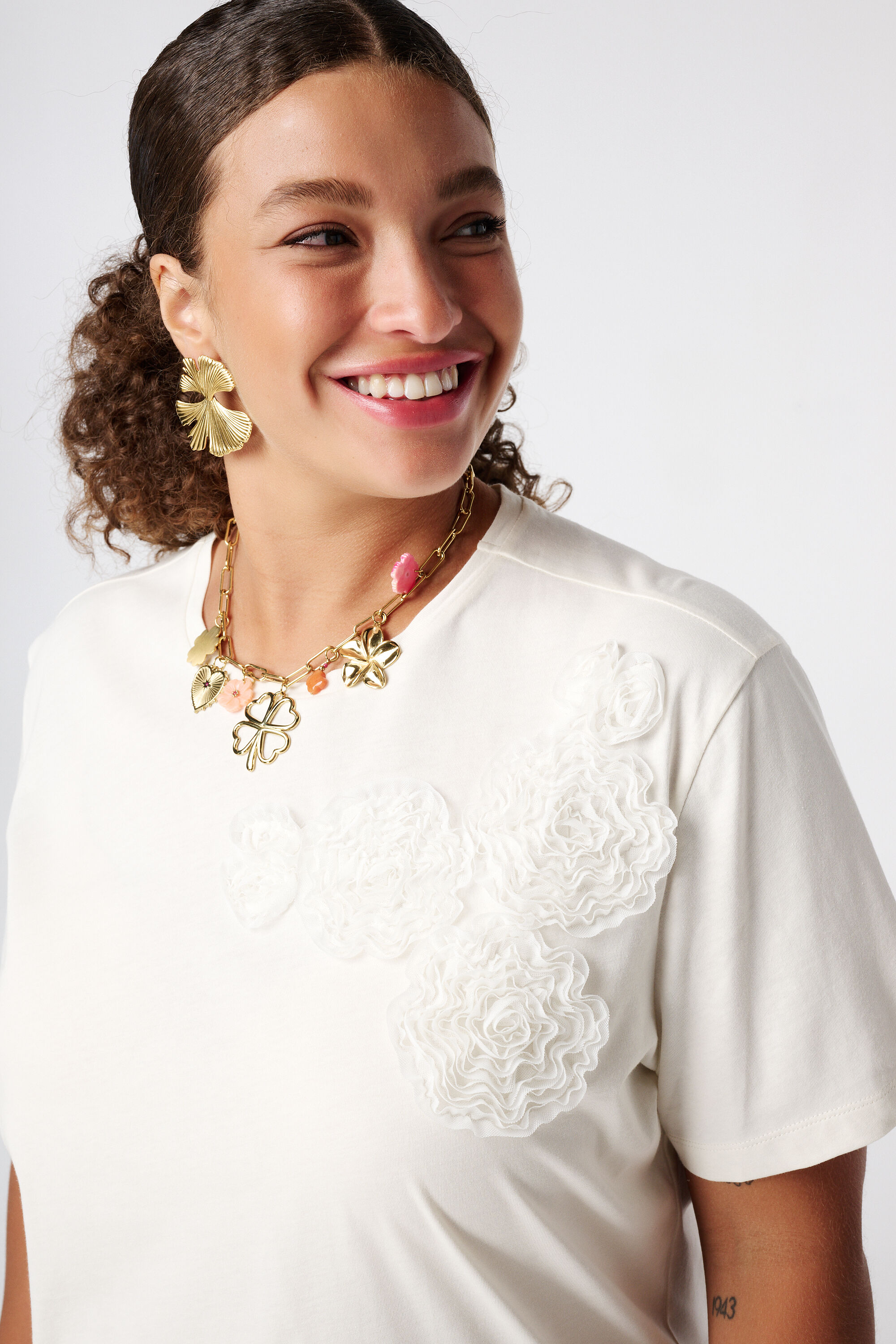 Camiseta con estampado bordado image number 4