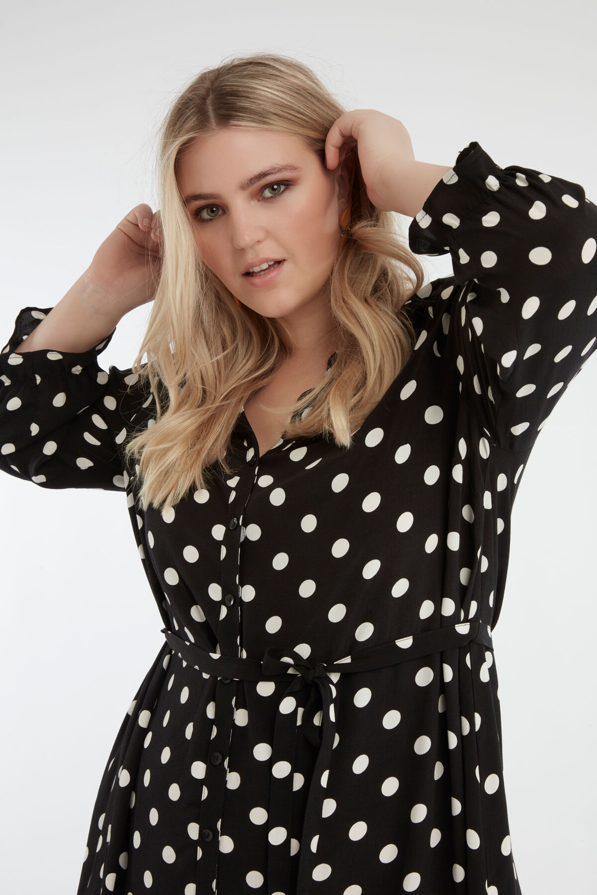 Vestido de lunares grandes image number 3