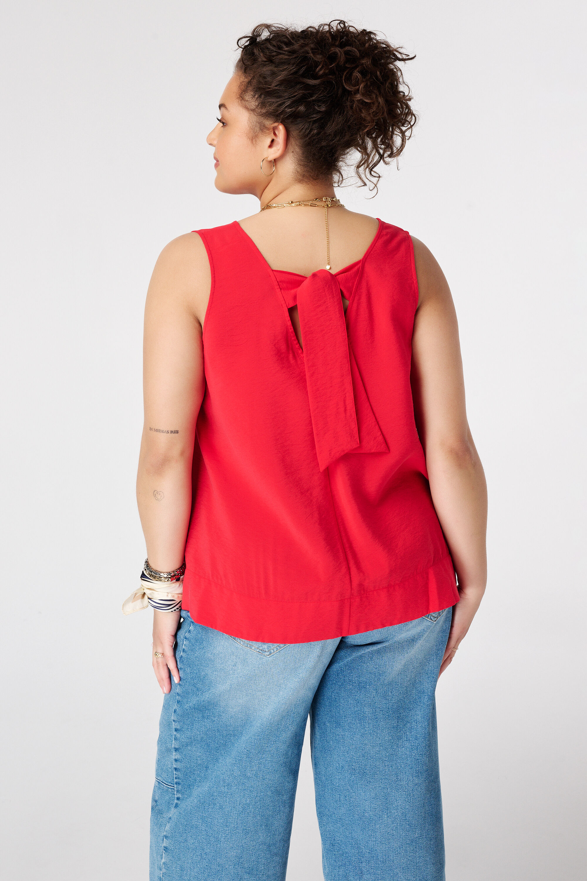 Blusa sin mangas con cierre de lazo image number 3