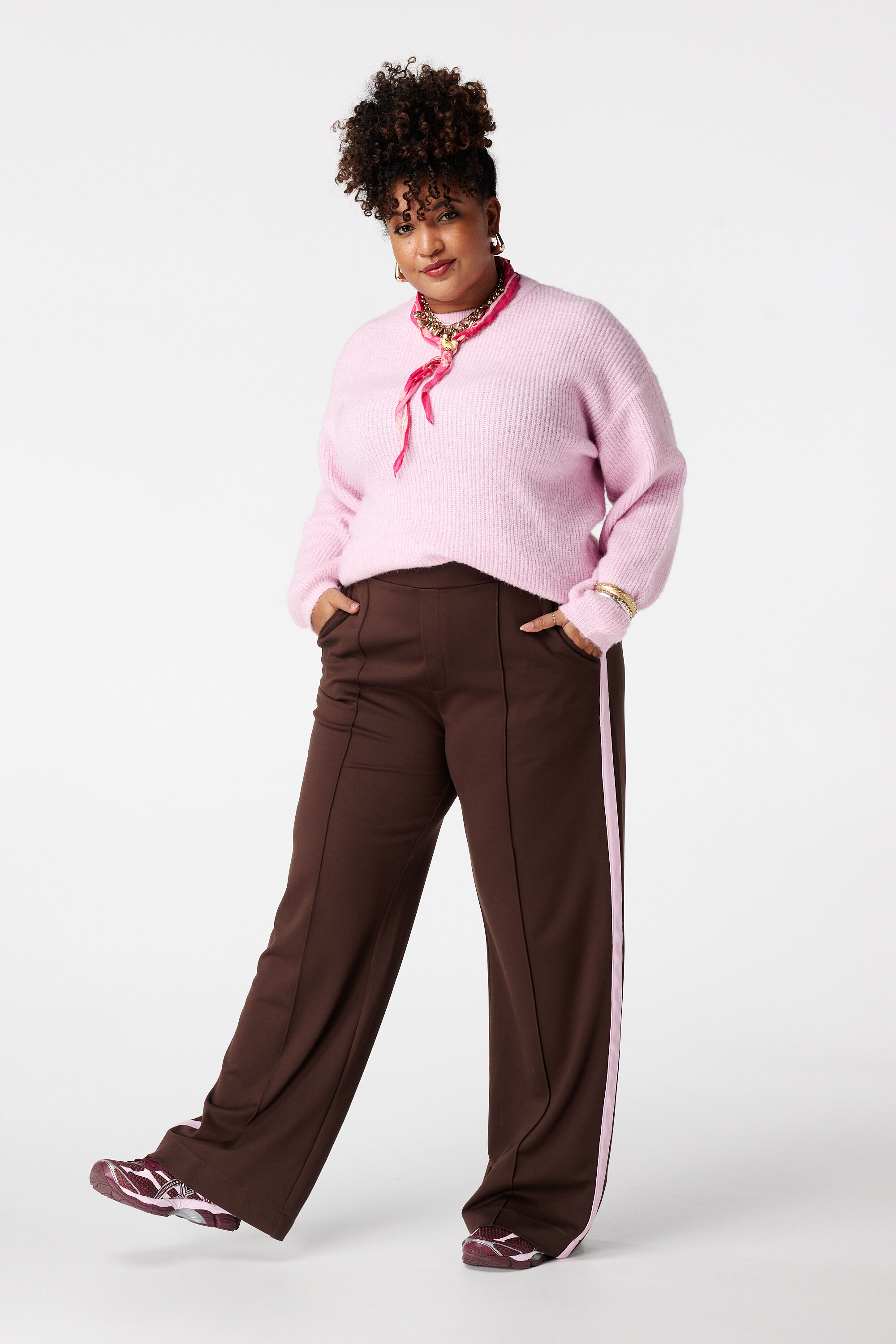 Pantal&oacute;n con raya lateral rosa