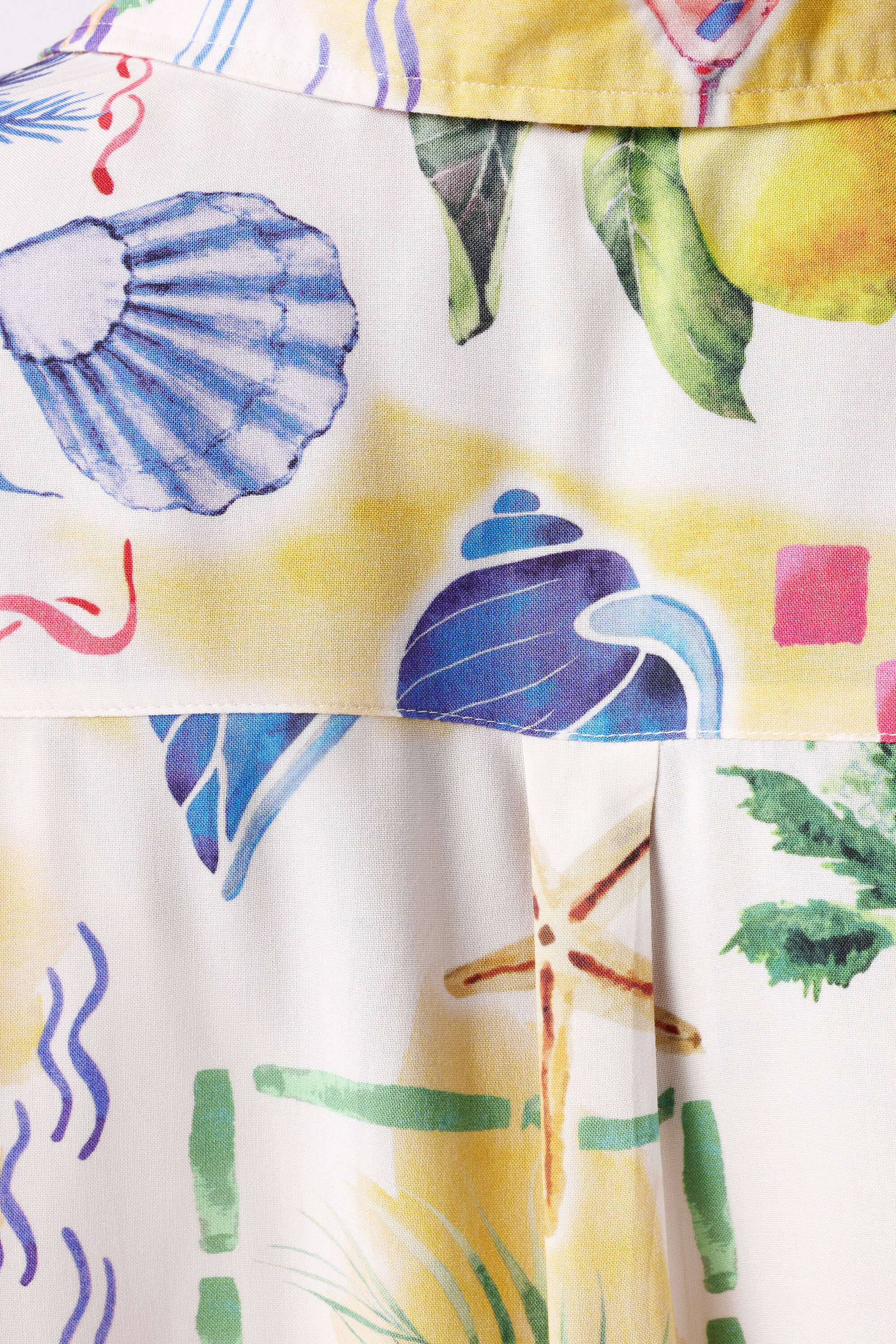 Blusa con estampado tropical image number 6