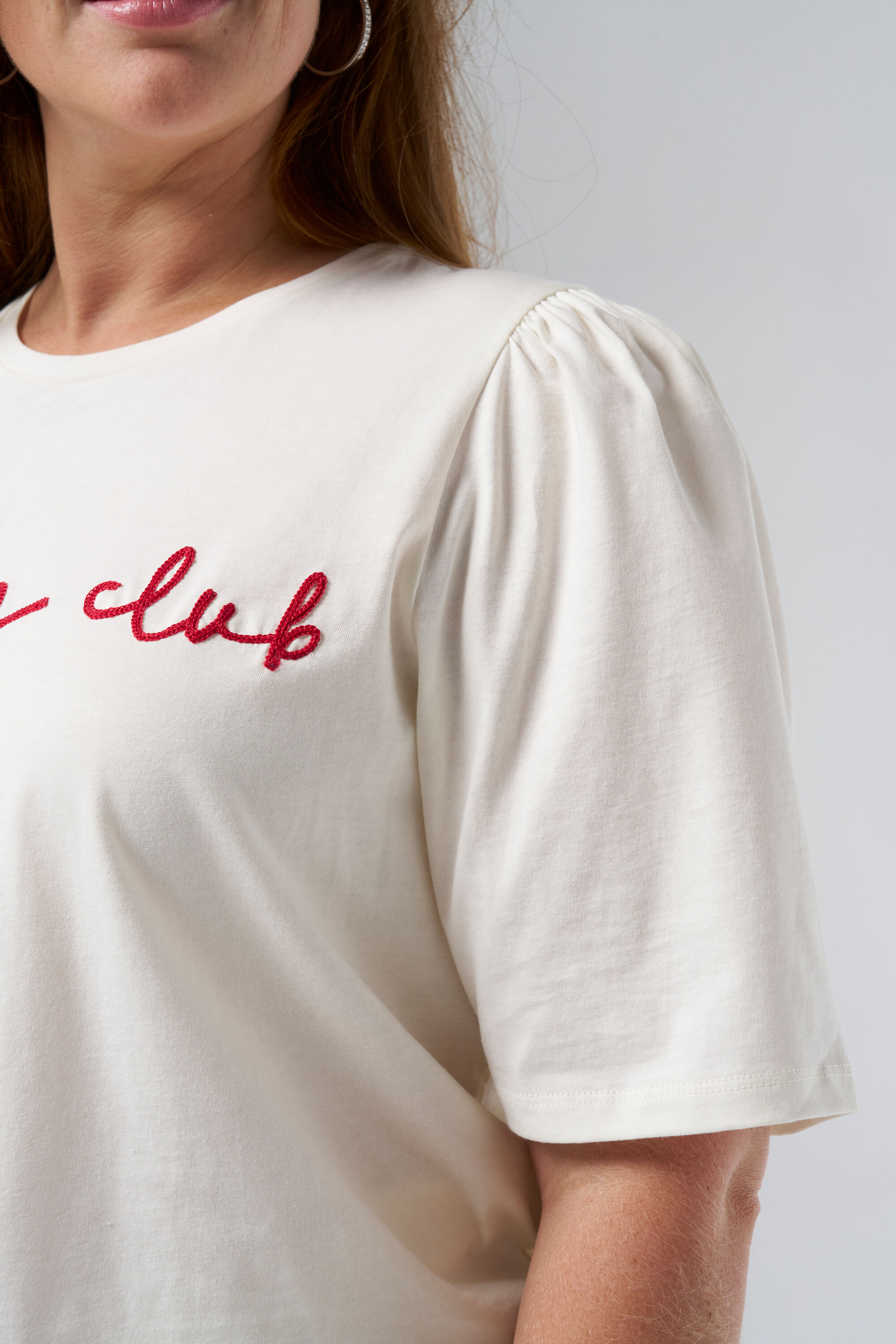 Camiseta con texto bordado image number 4