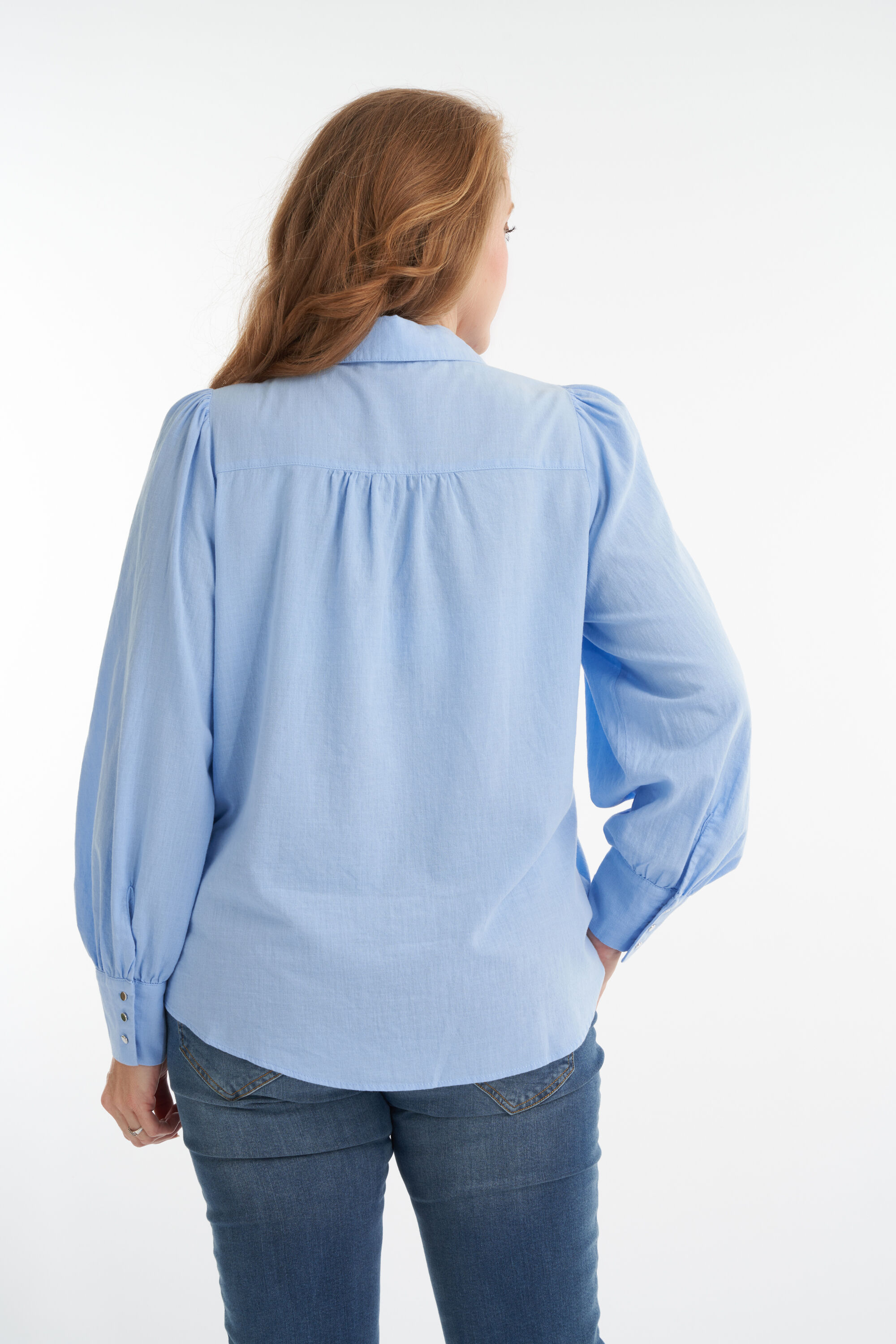 Blusa con mangas abullonadas image number 4