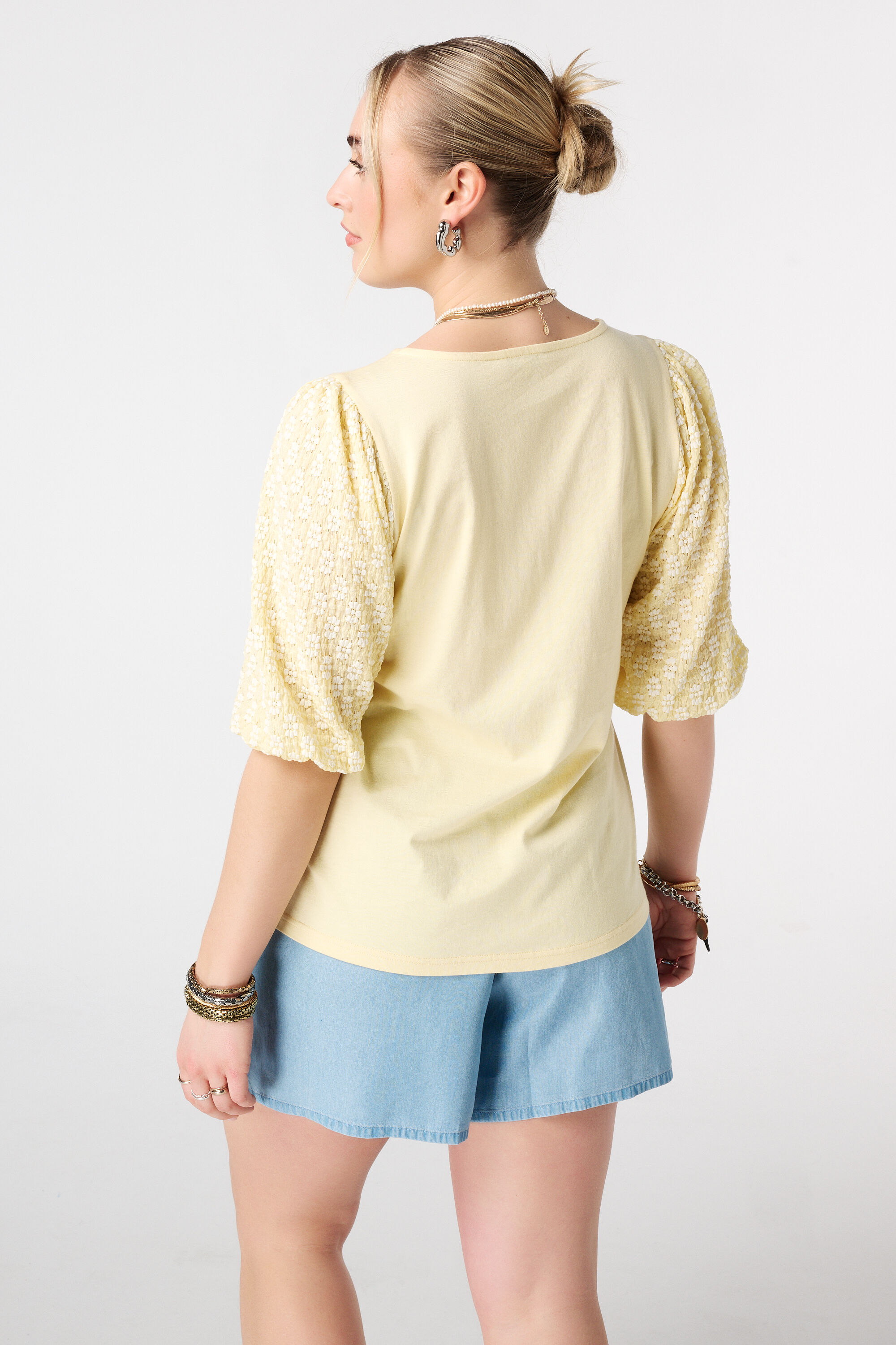 Top con mangas abullonadas image number 3