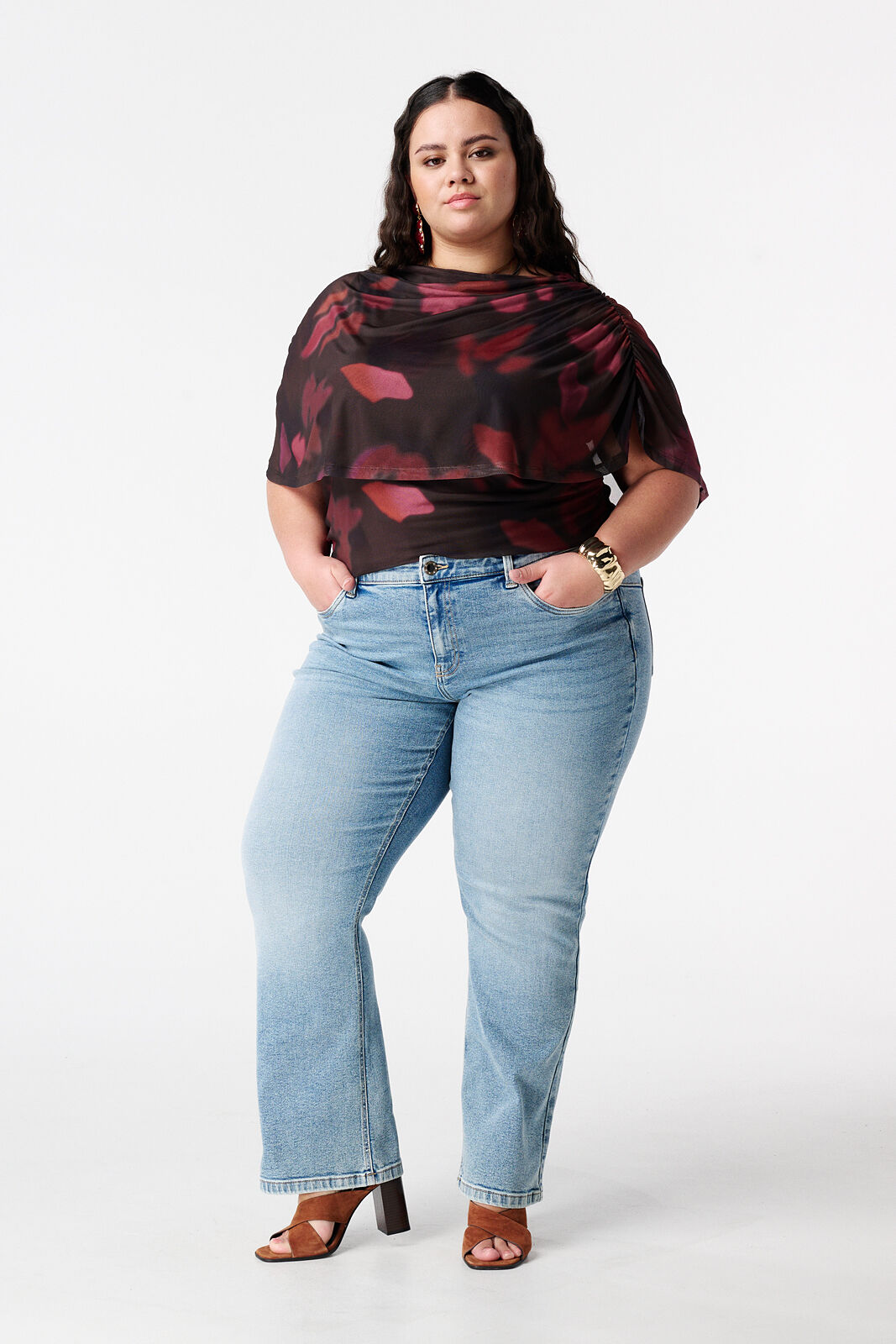 Top de malla con mangas drapeadas image number 5