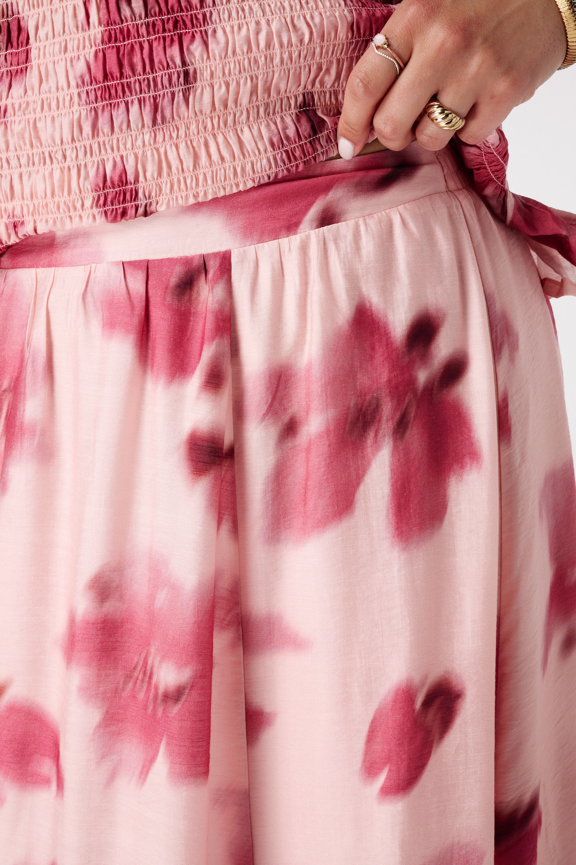 Falda con aspecto satinado y estampado floral image number 4