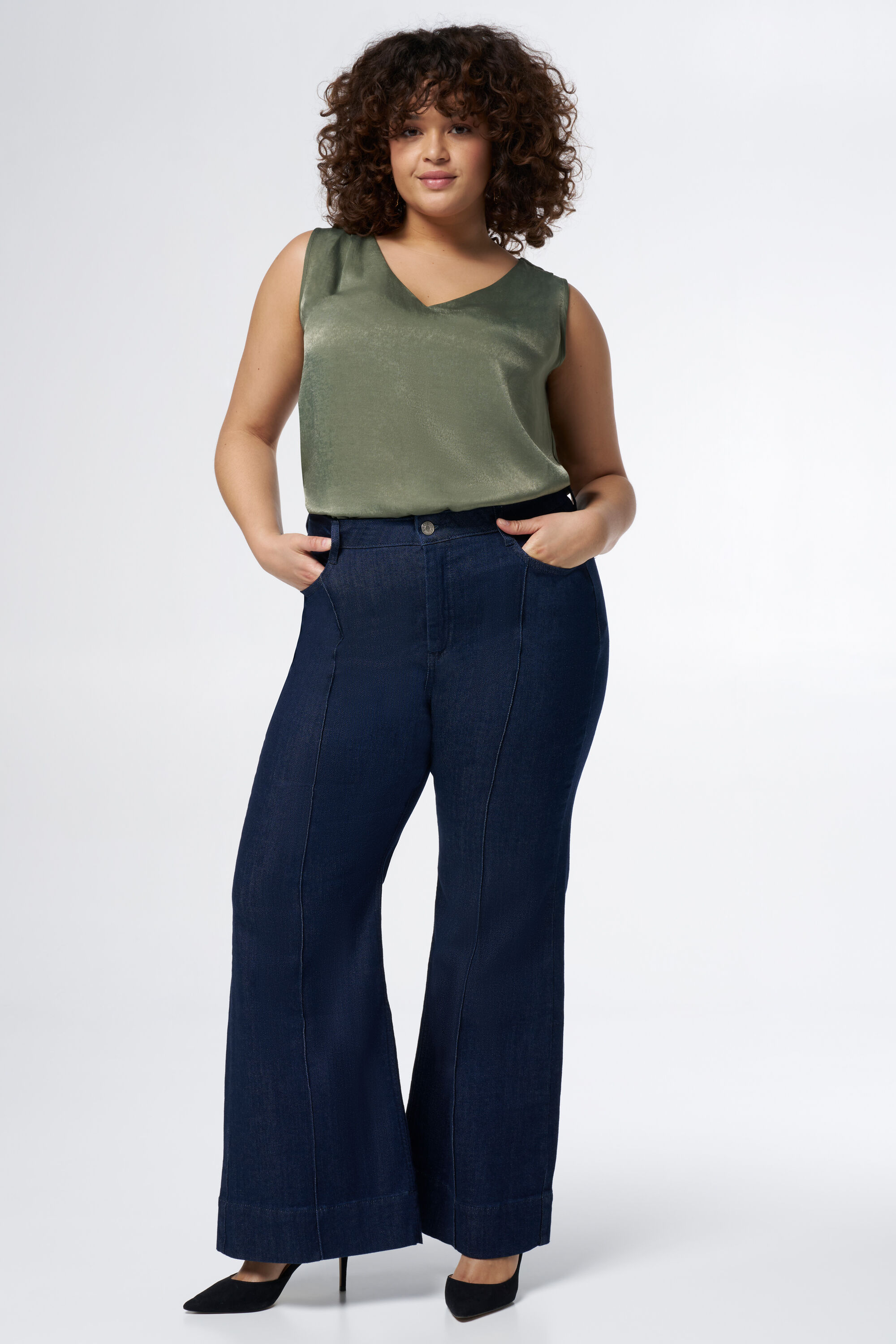 Vaqueros acampanados con pespuntes decorativos image number 6