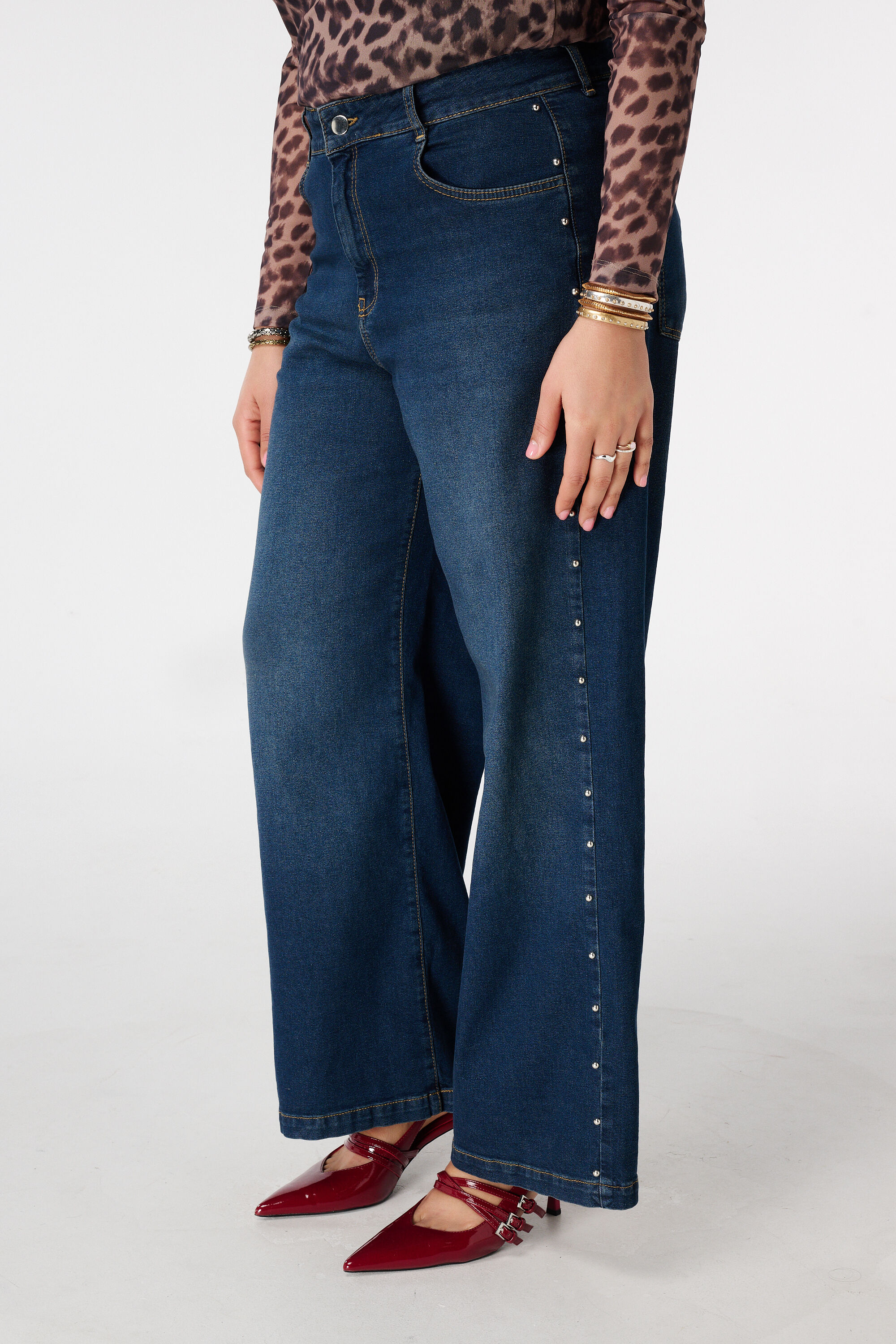 Jeans wide leg con tachuelas image number 5