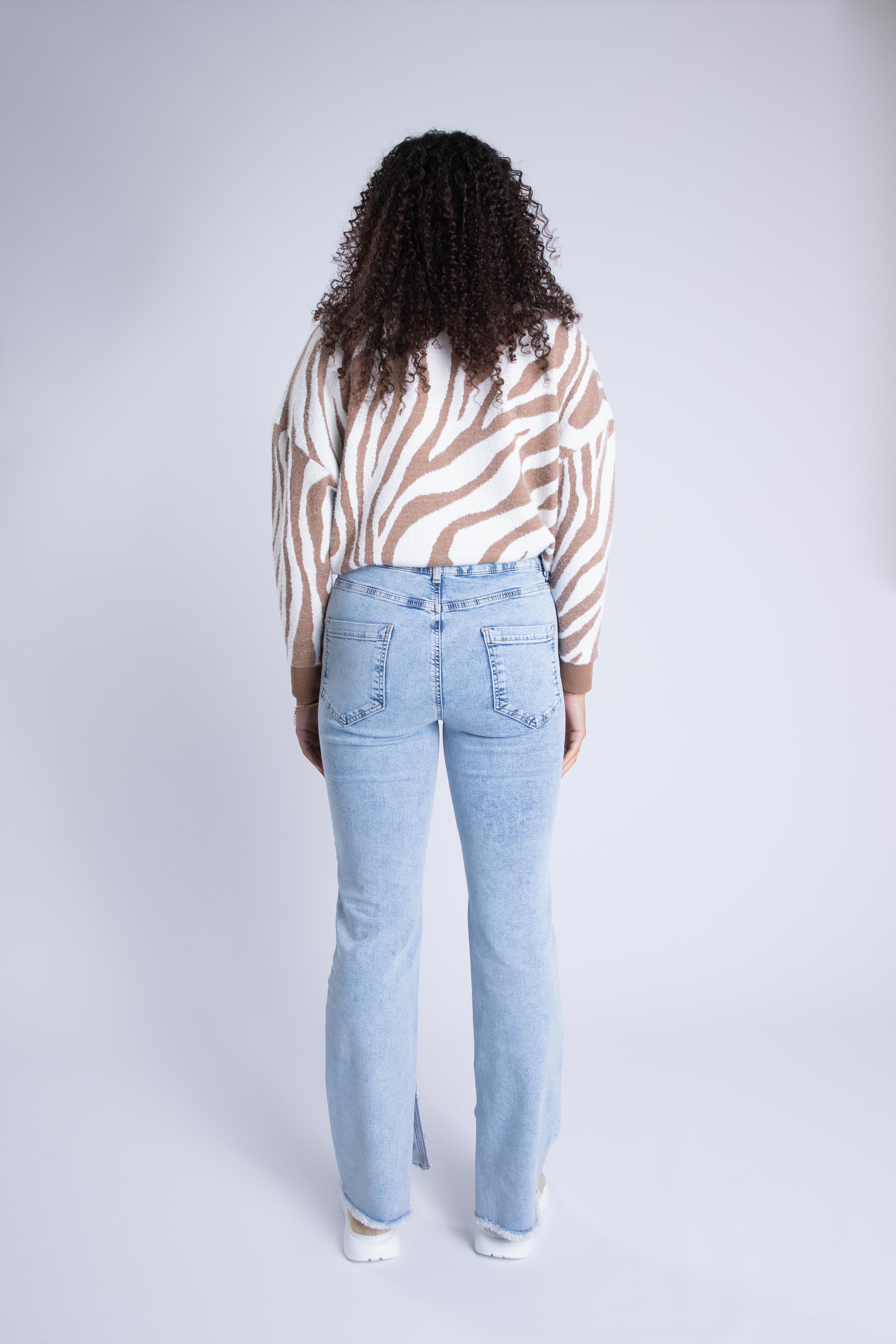 Vaqueros con aberturas image number 5