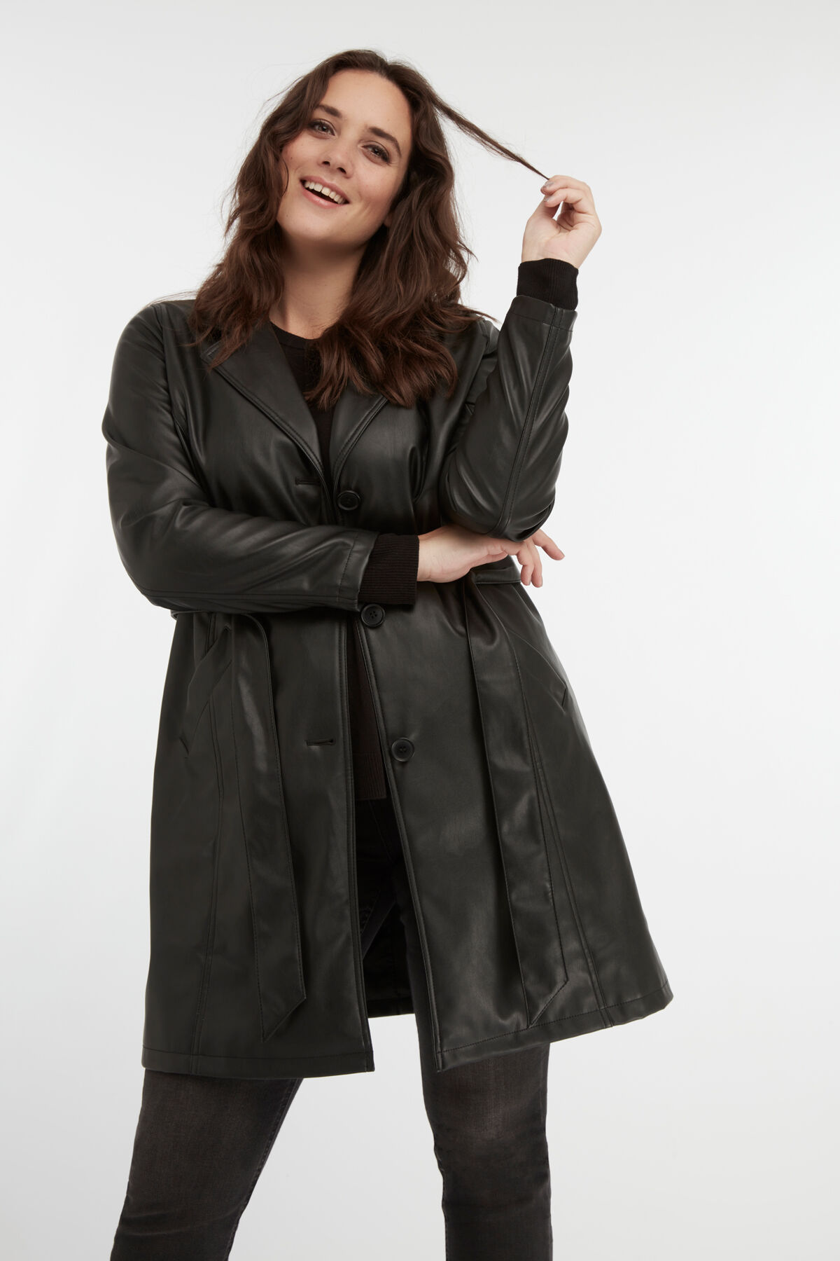 Abrigo tres cuartos de cuero sint&eacute;tico con cintur&oacute;n image number 5