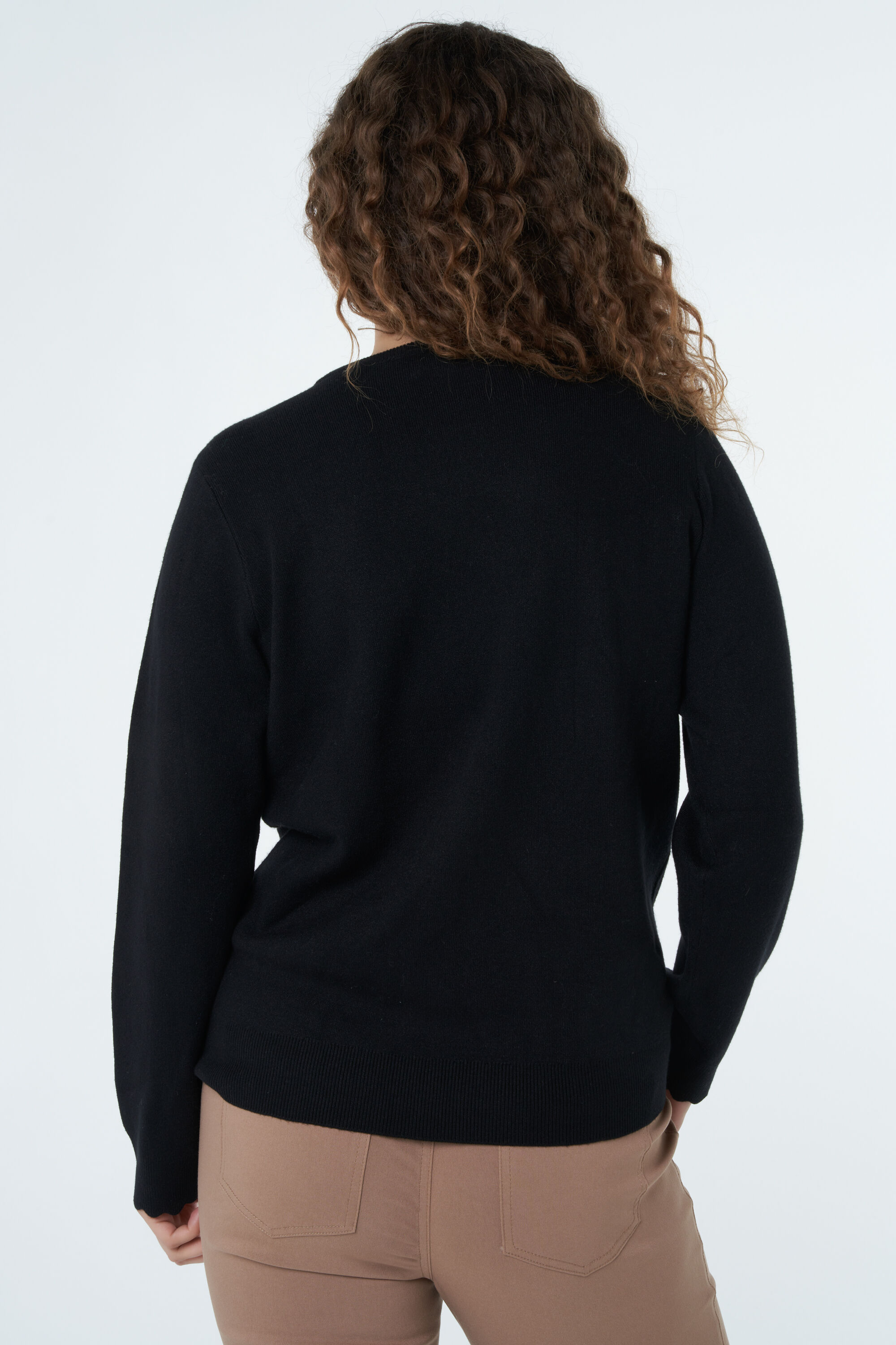 Su&eacute;ter con detalles dorados image number 4