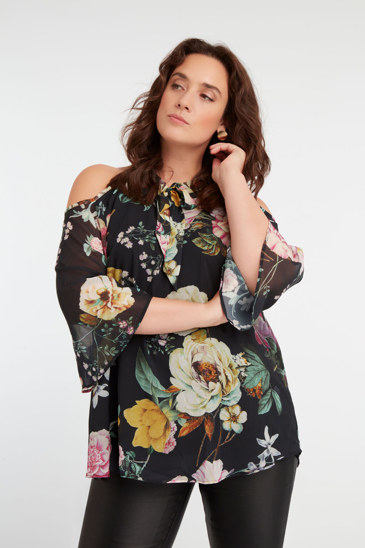 Blusa de hombros descubiertos image number 4