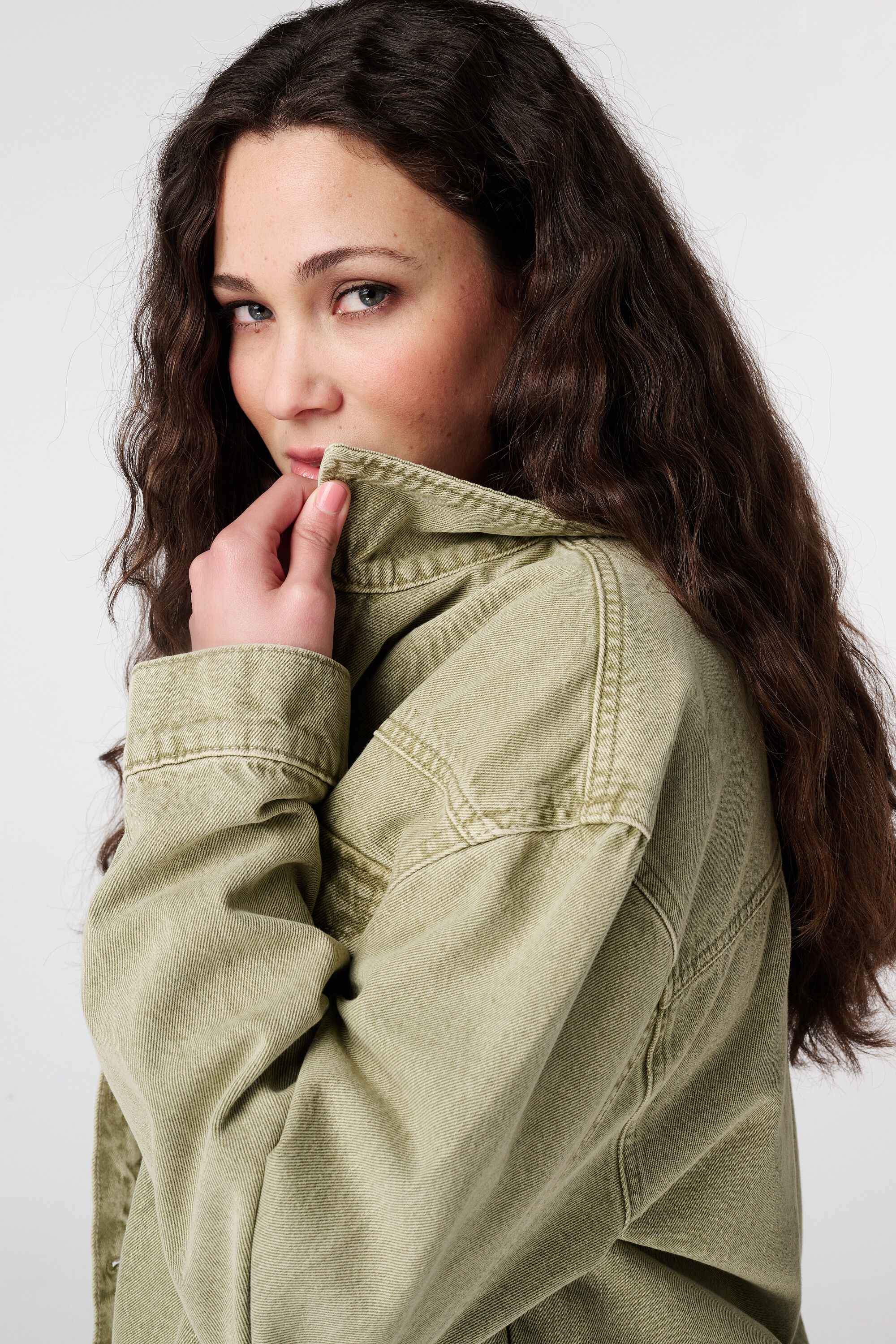 Chaqueta vaquera con cierre de botones image number 4