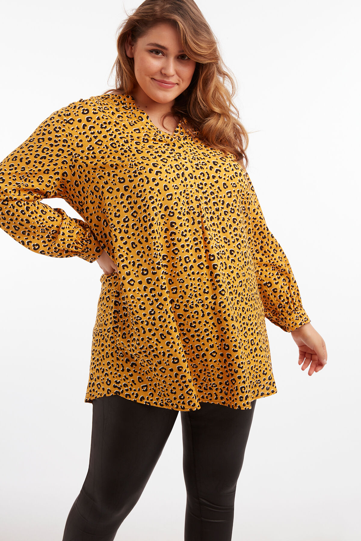 Blusa tipo t&uacute;nica con animal print image number 6