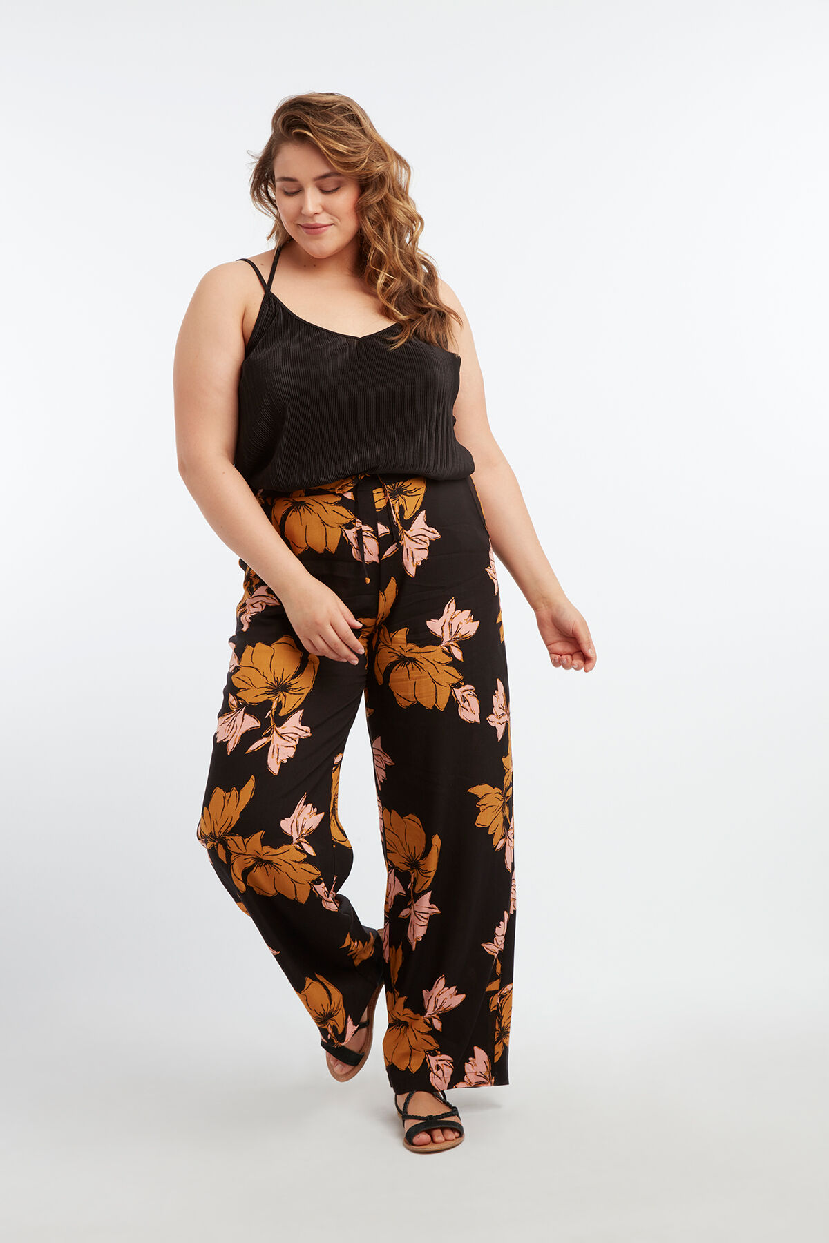 Pantalones anchos de estampado floral image number 3