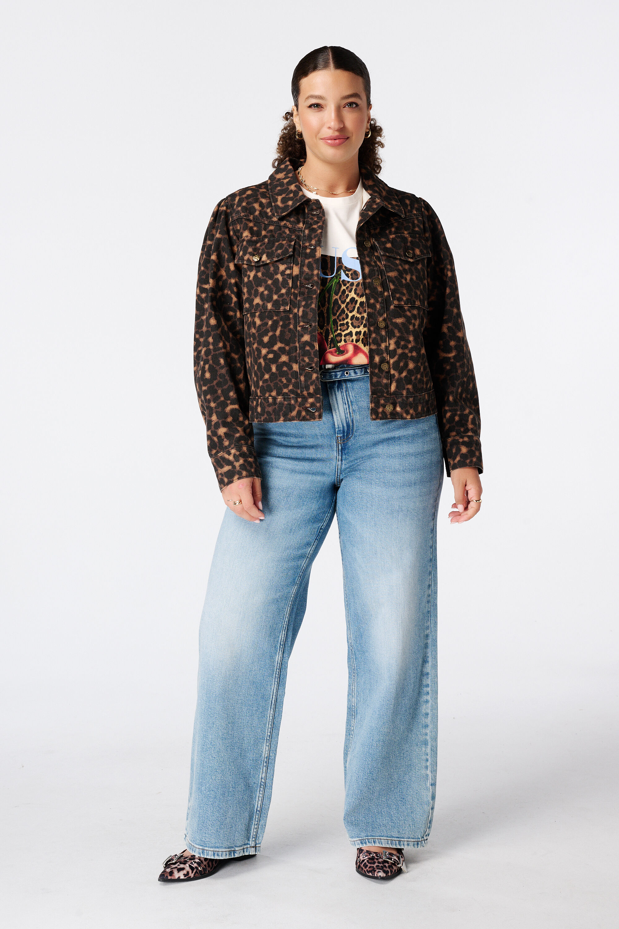 Chaqueta vaquera con estampado animal image number 5