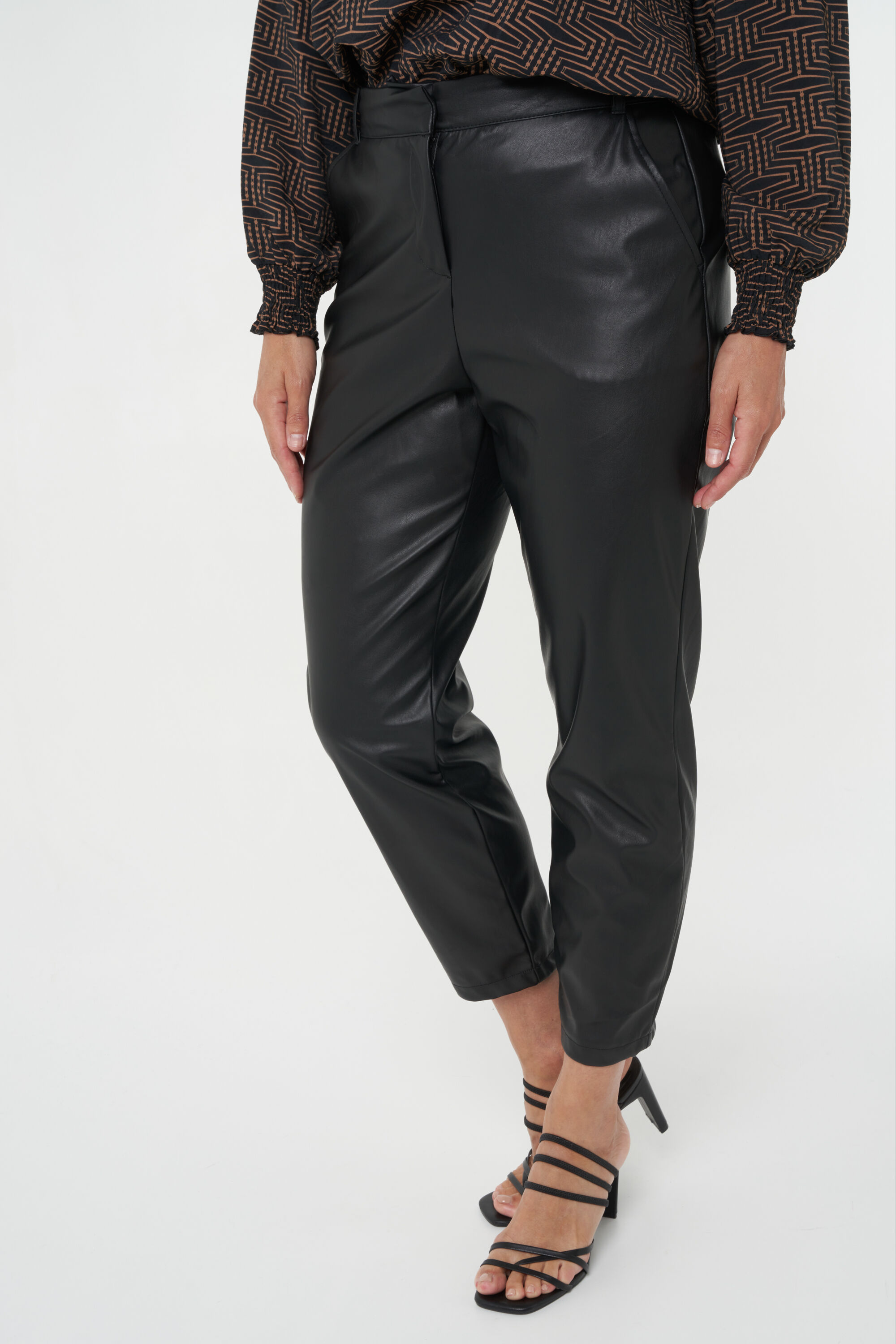 Pantalones de cuero sint&eacute;tico image number 6
