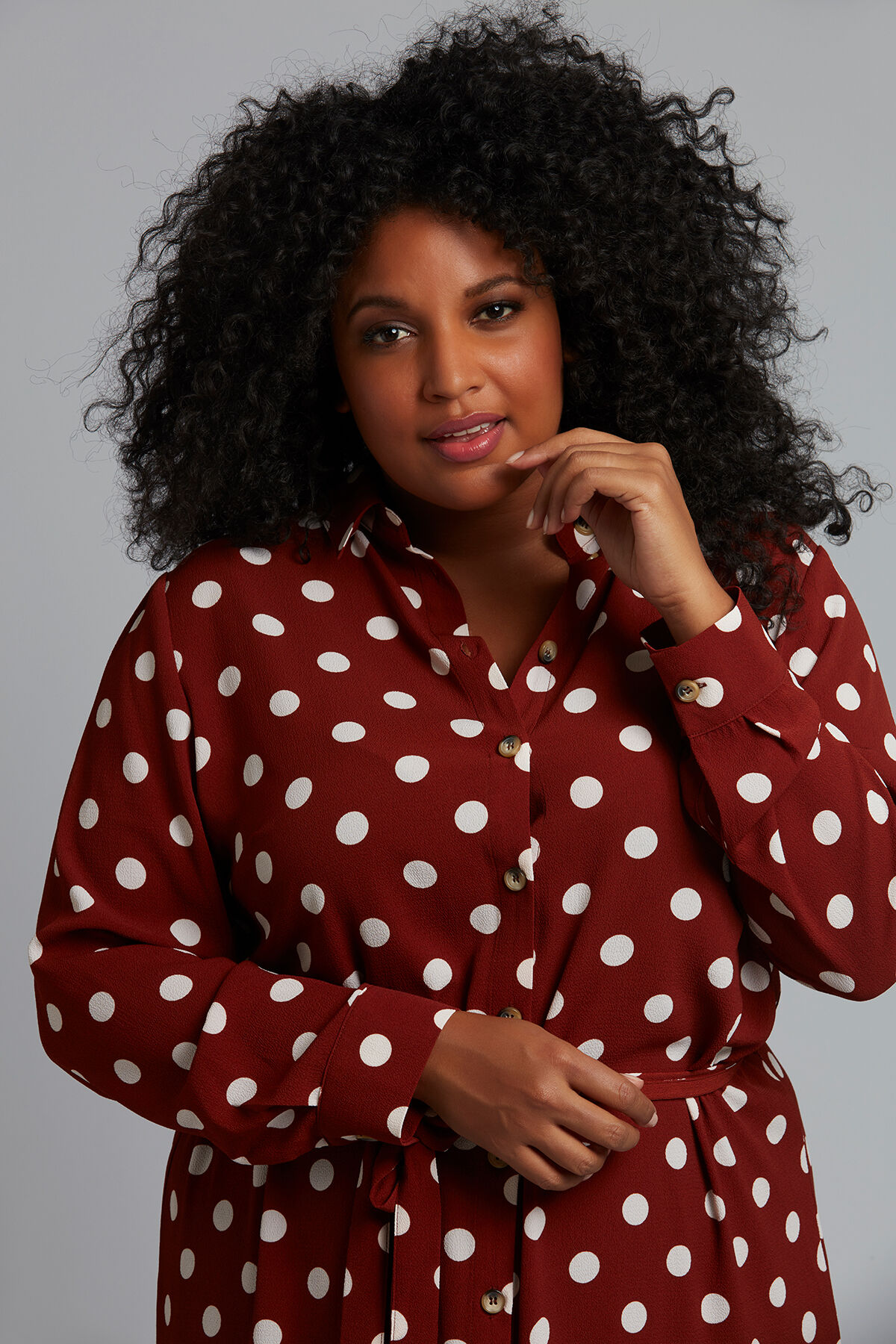 Vestido tipo camiseta de lunares image number 4