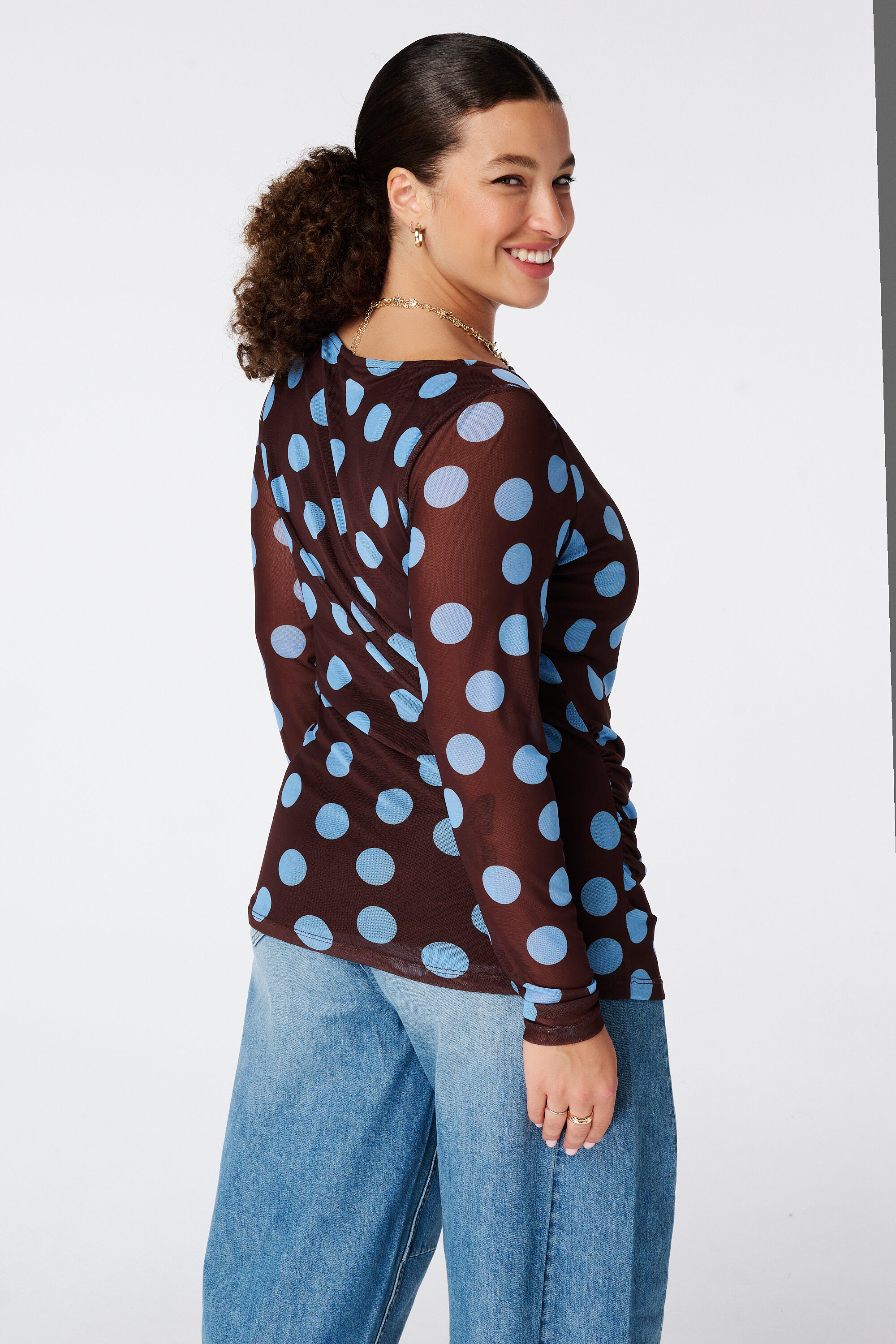 Top de malla drapeado con lunares image number 3