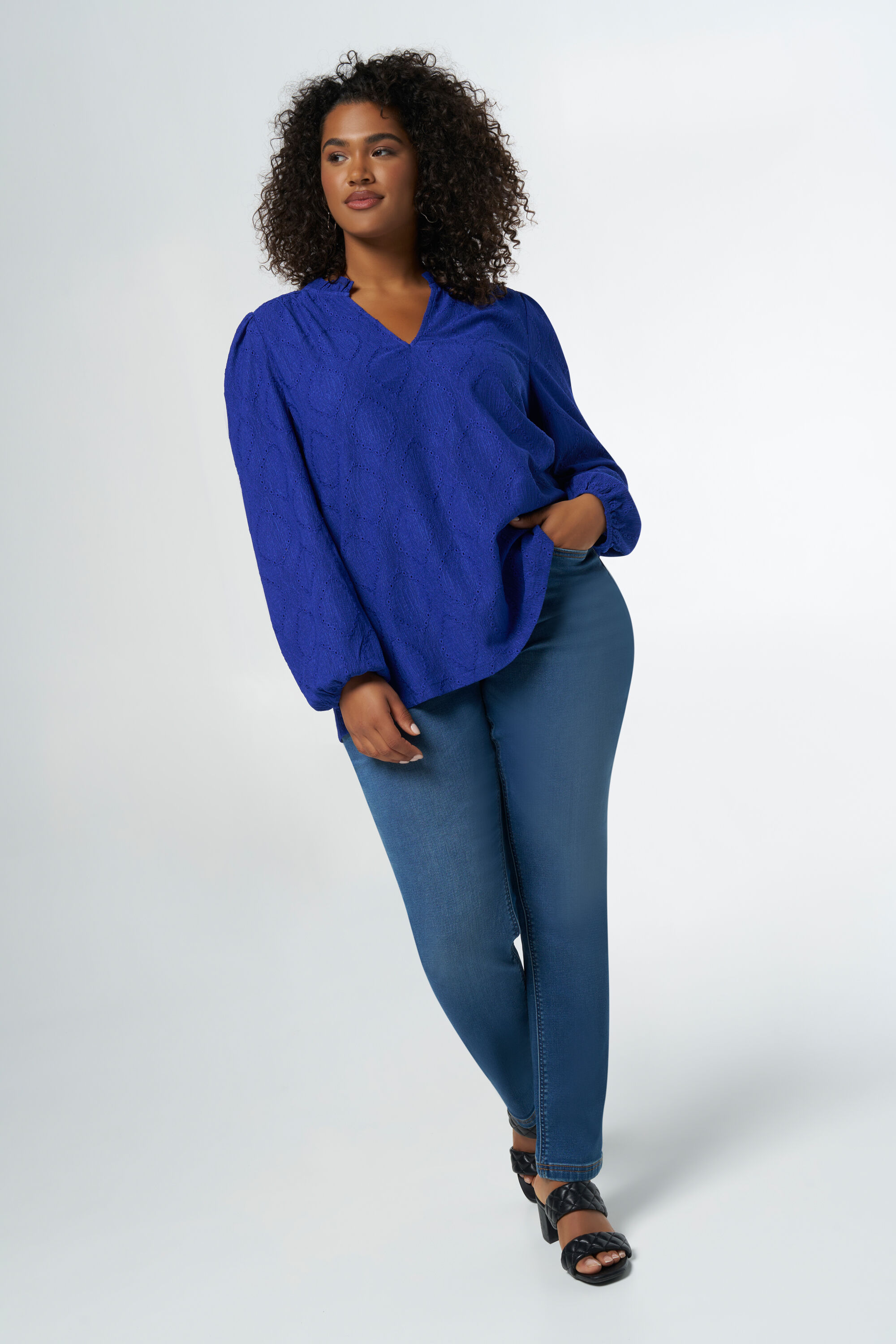 Top bordado image number 5