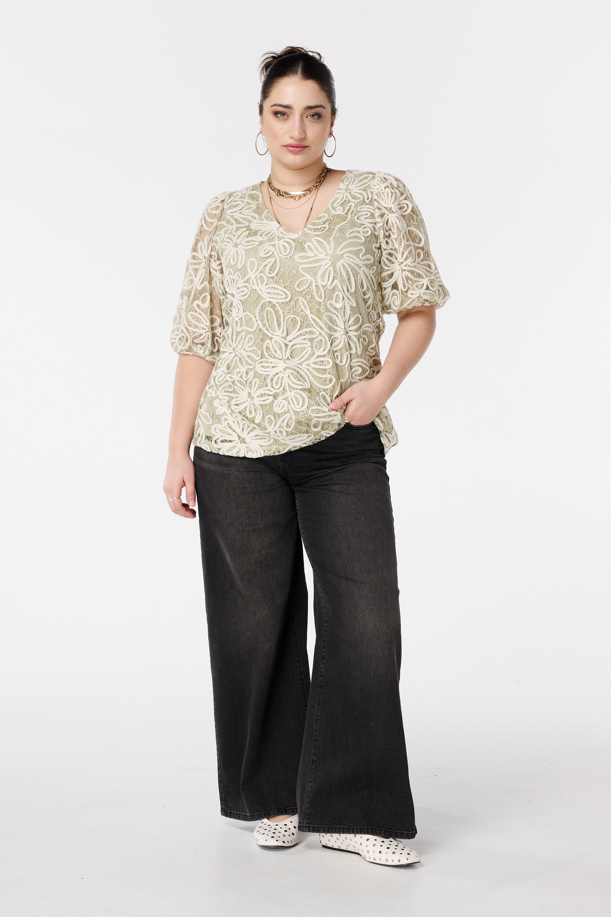 Top bordado con mangas de malla image number 5