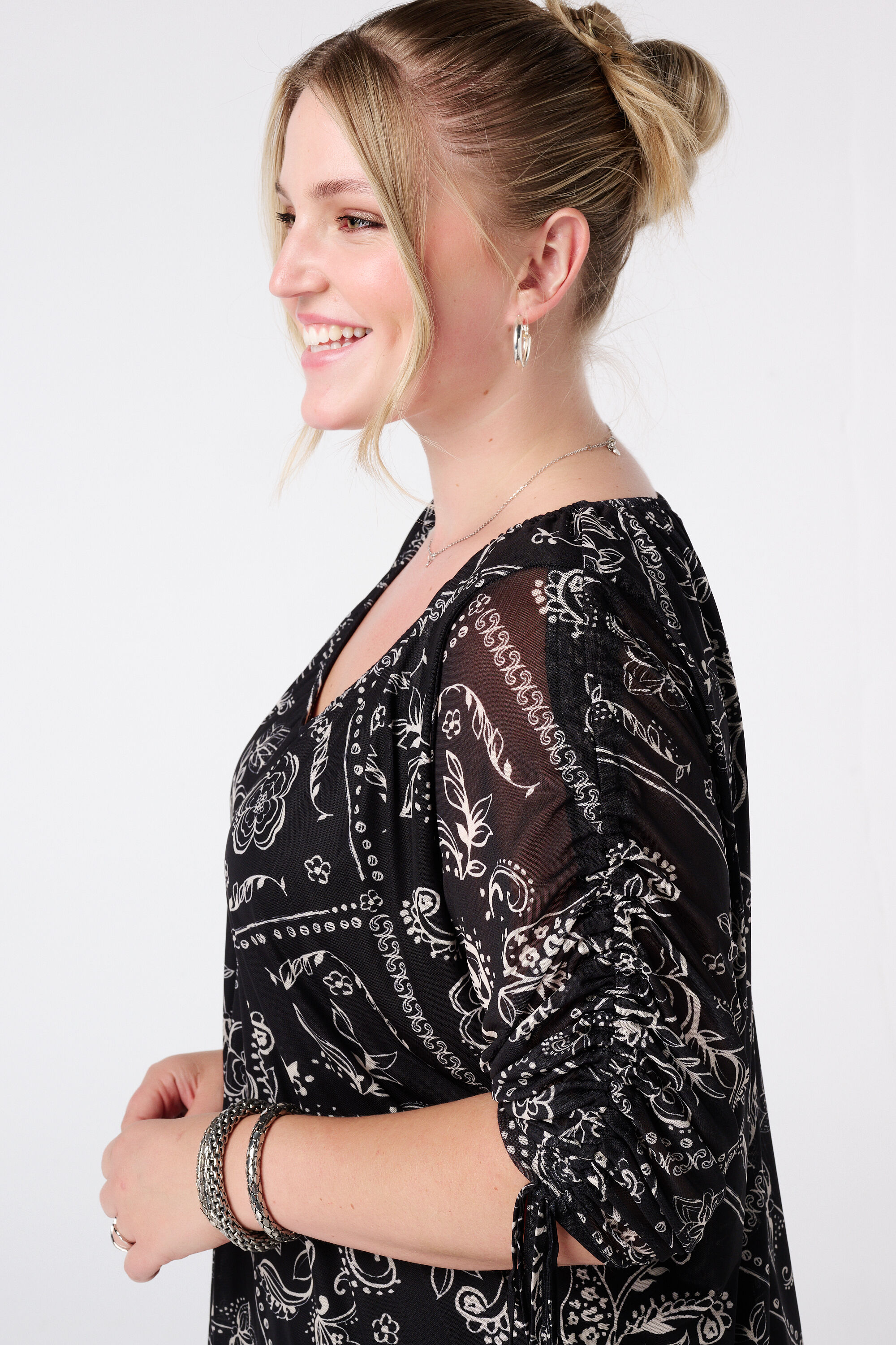 Blusa con estampado y mangas con cord&oacute;n image number 4