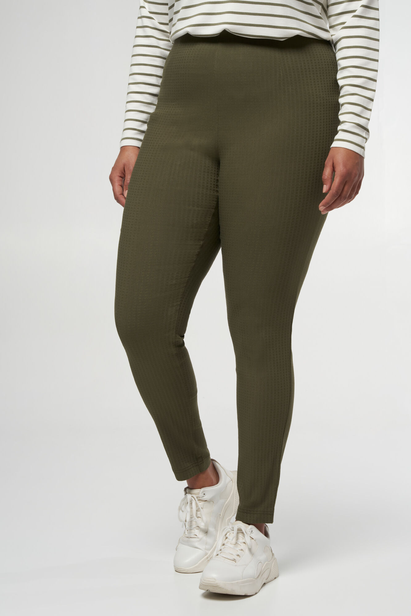 Tregging con estructura en el tejido image number 5