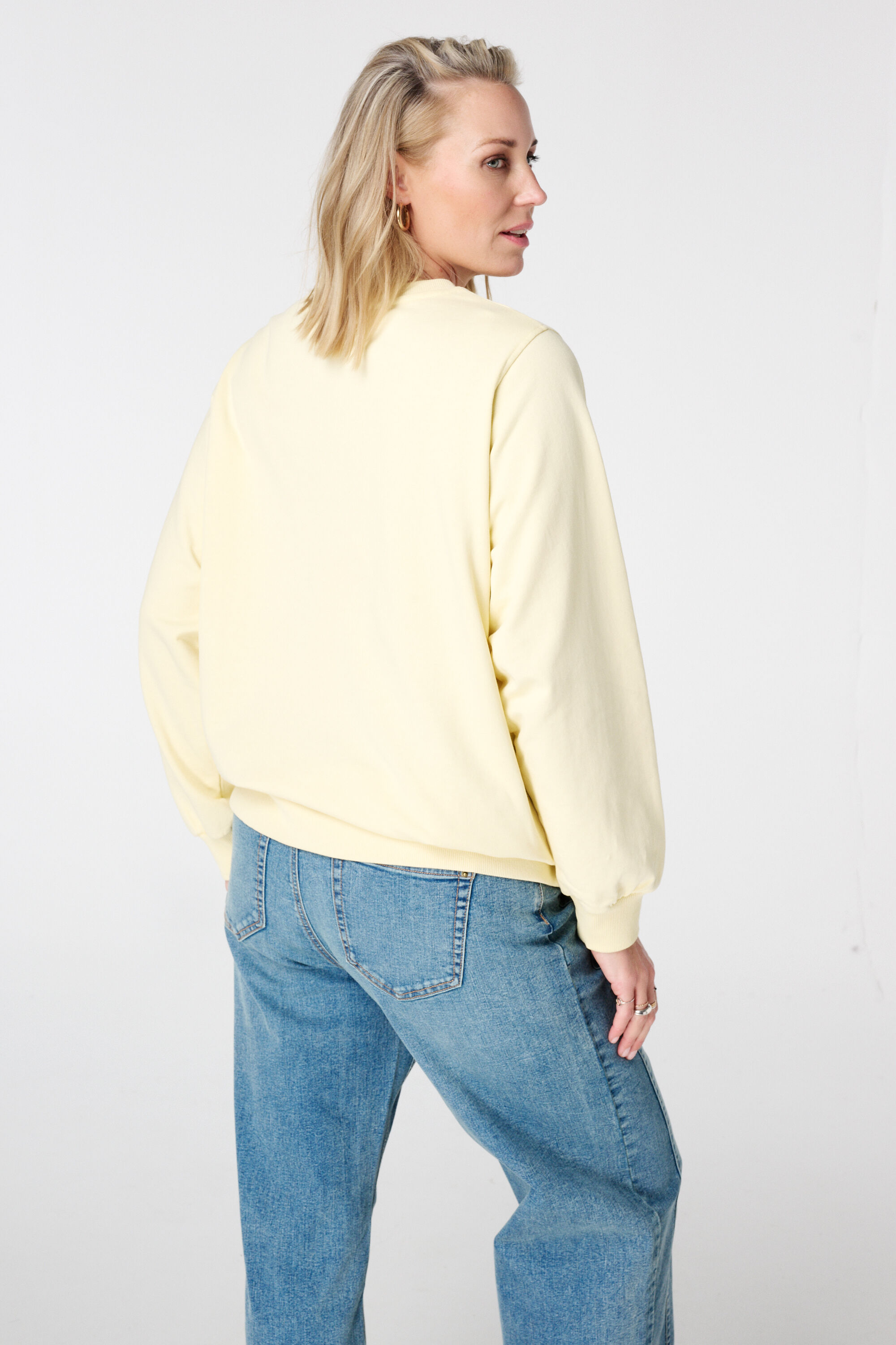 Su&eacute;ter con texto bordado image number 3