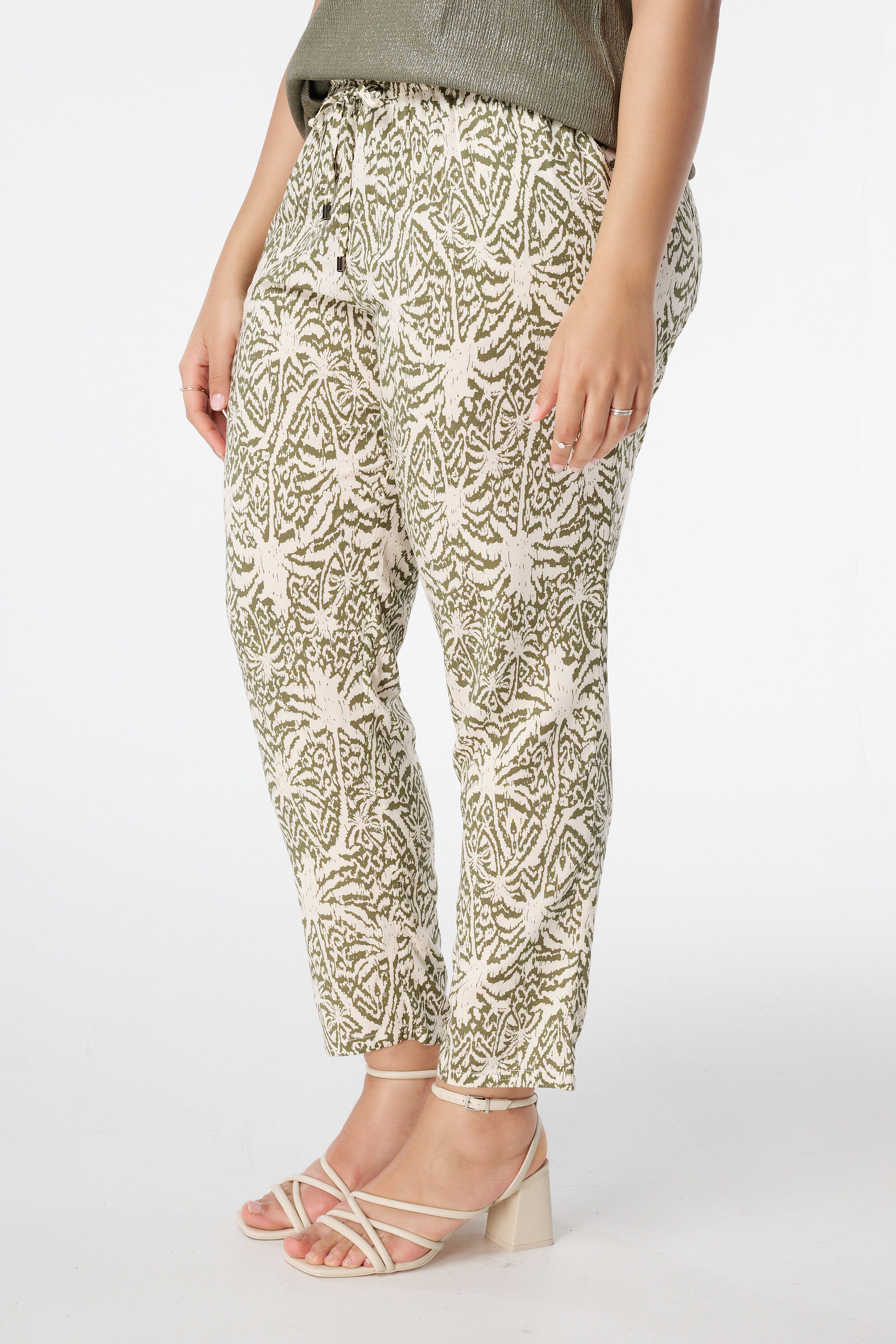 Pantalones c&oacute;modos con cord&oacute;n image number 5