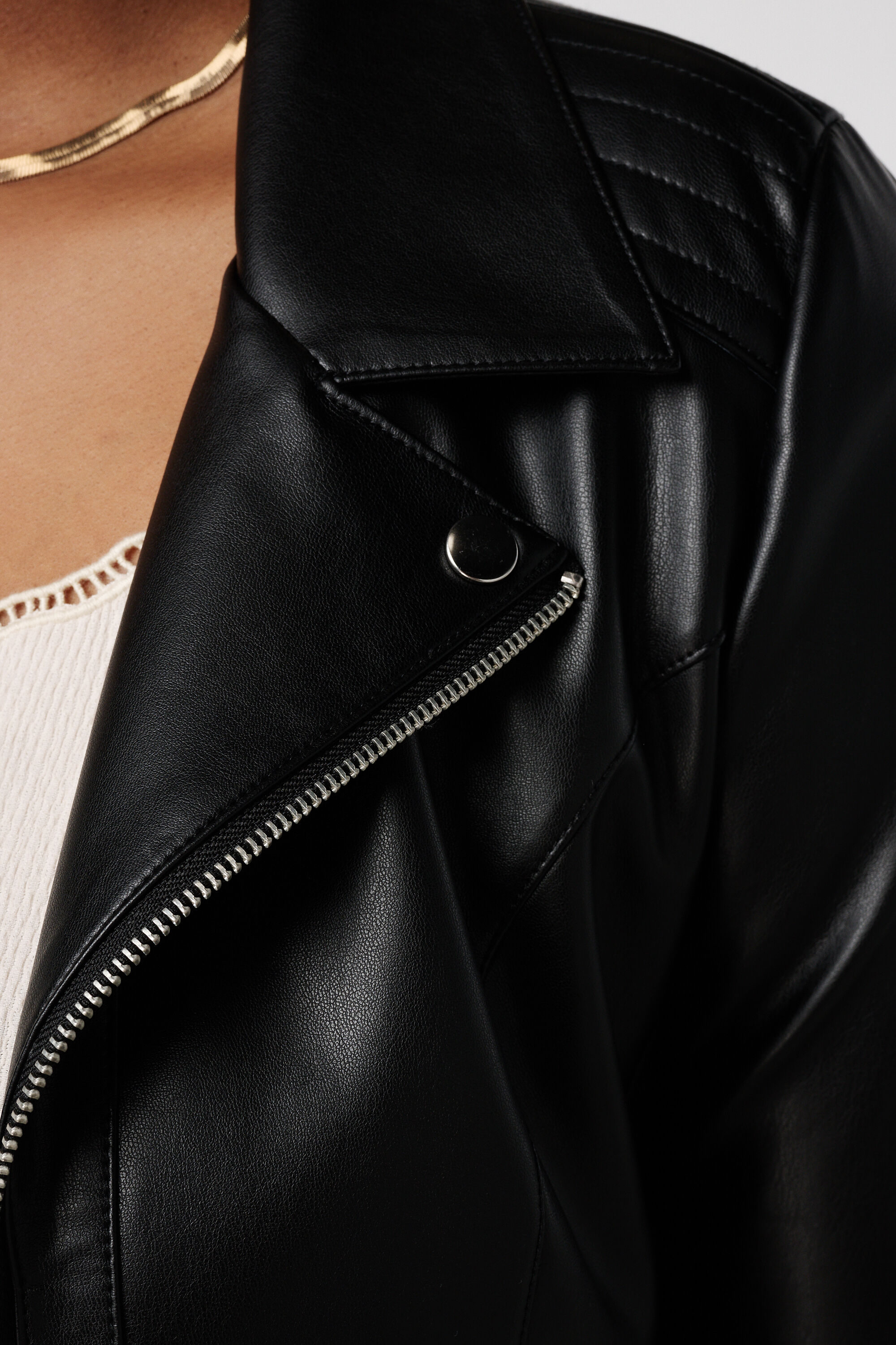 Cazadora brillante tipo cuero con detalles plateados image number 6