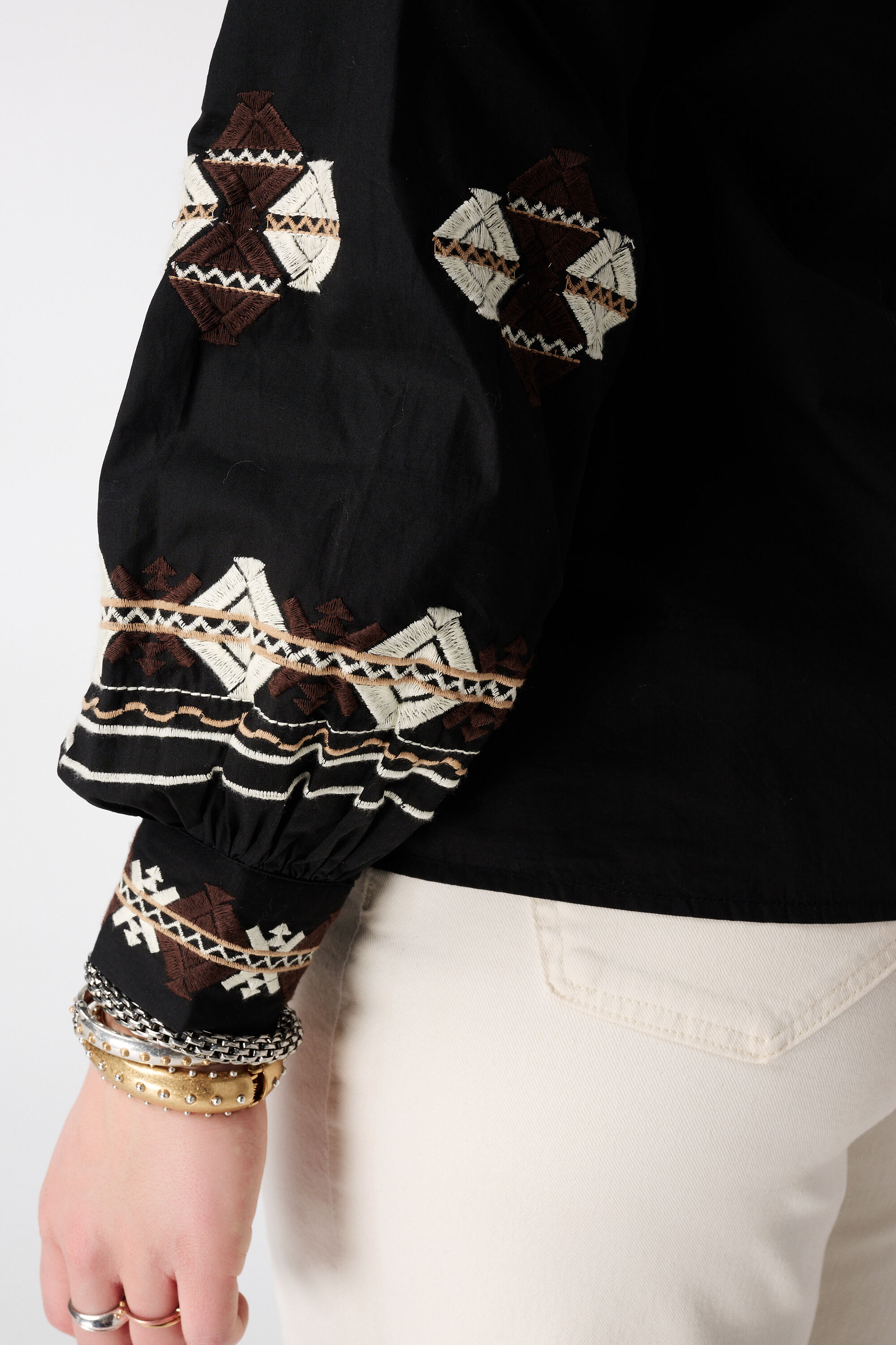 Blusa con bordado image number 6