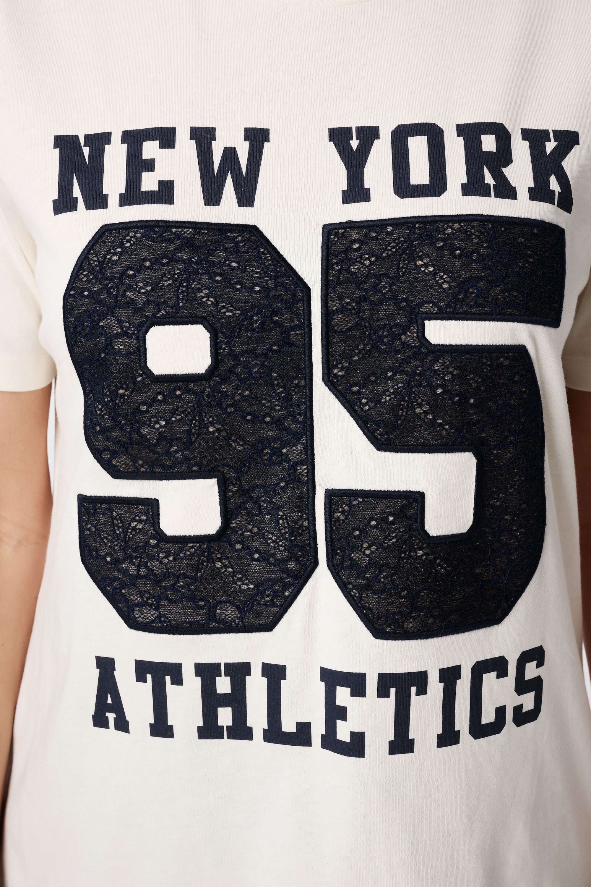 Camiseta con estampado de encaje image number 6