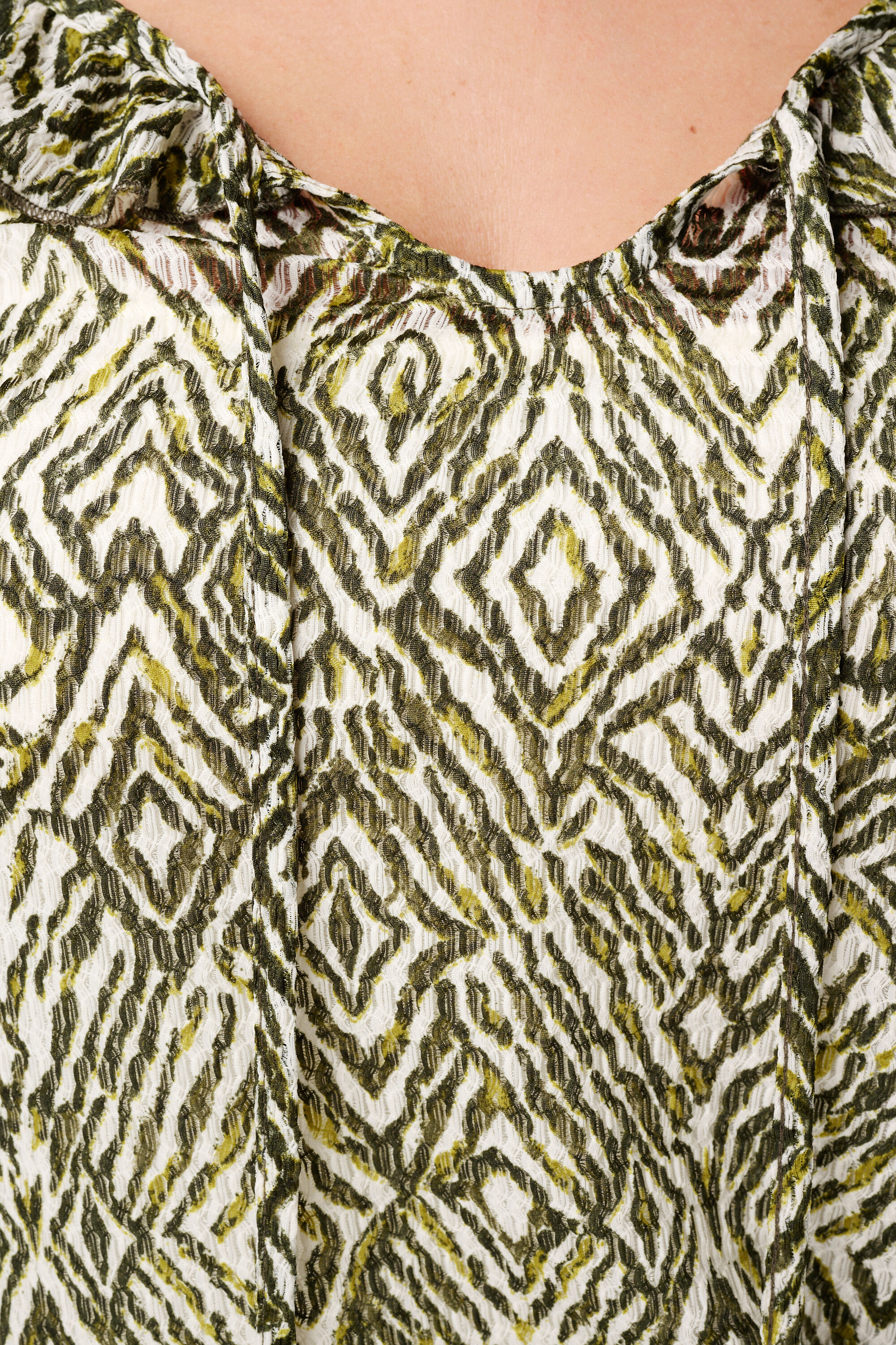 Top estampado con un cuello con volante  image number 6