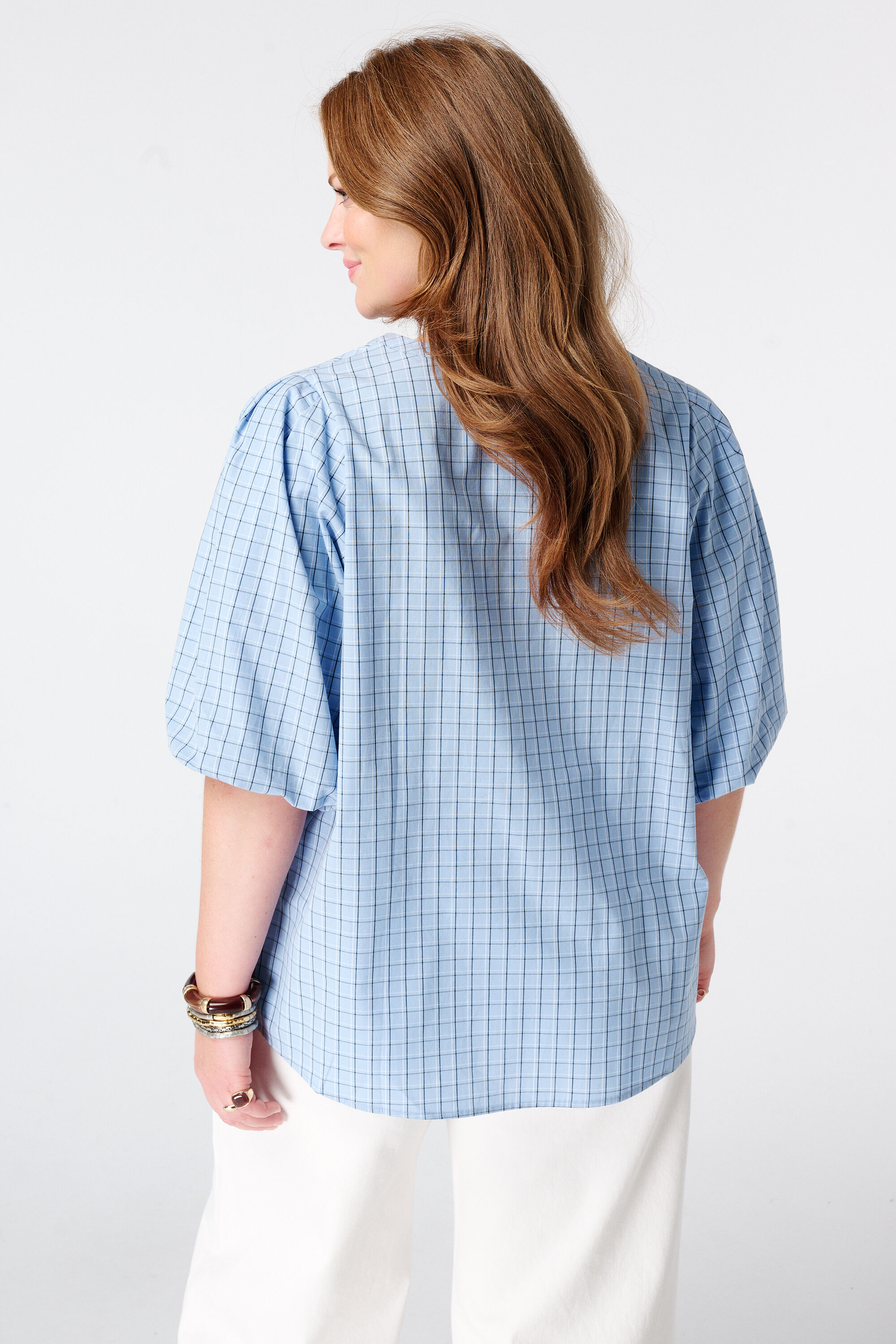 Blusa de cuadros con mangas abullonadas image number 3