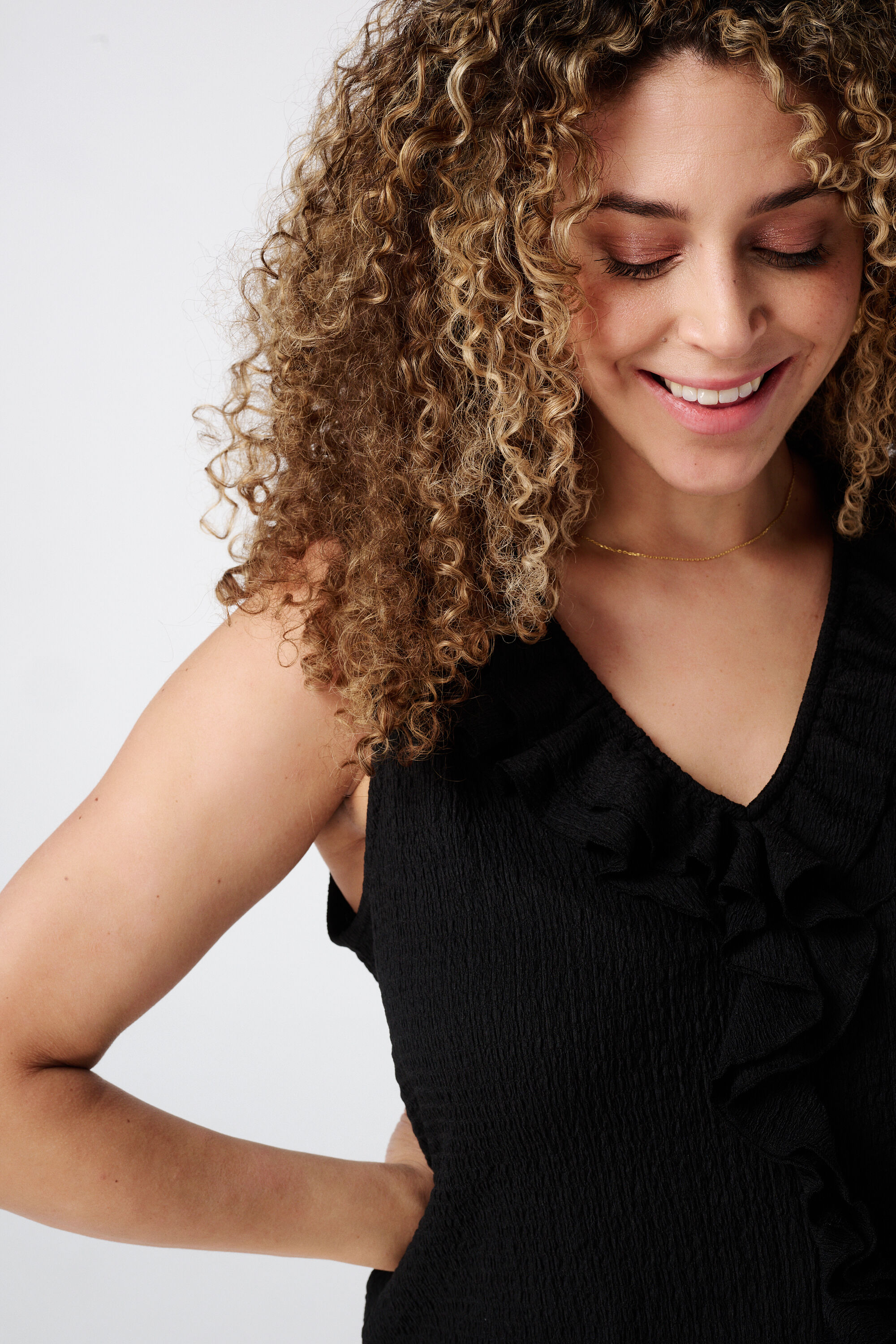 Top con detalles de volantes  image number 4