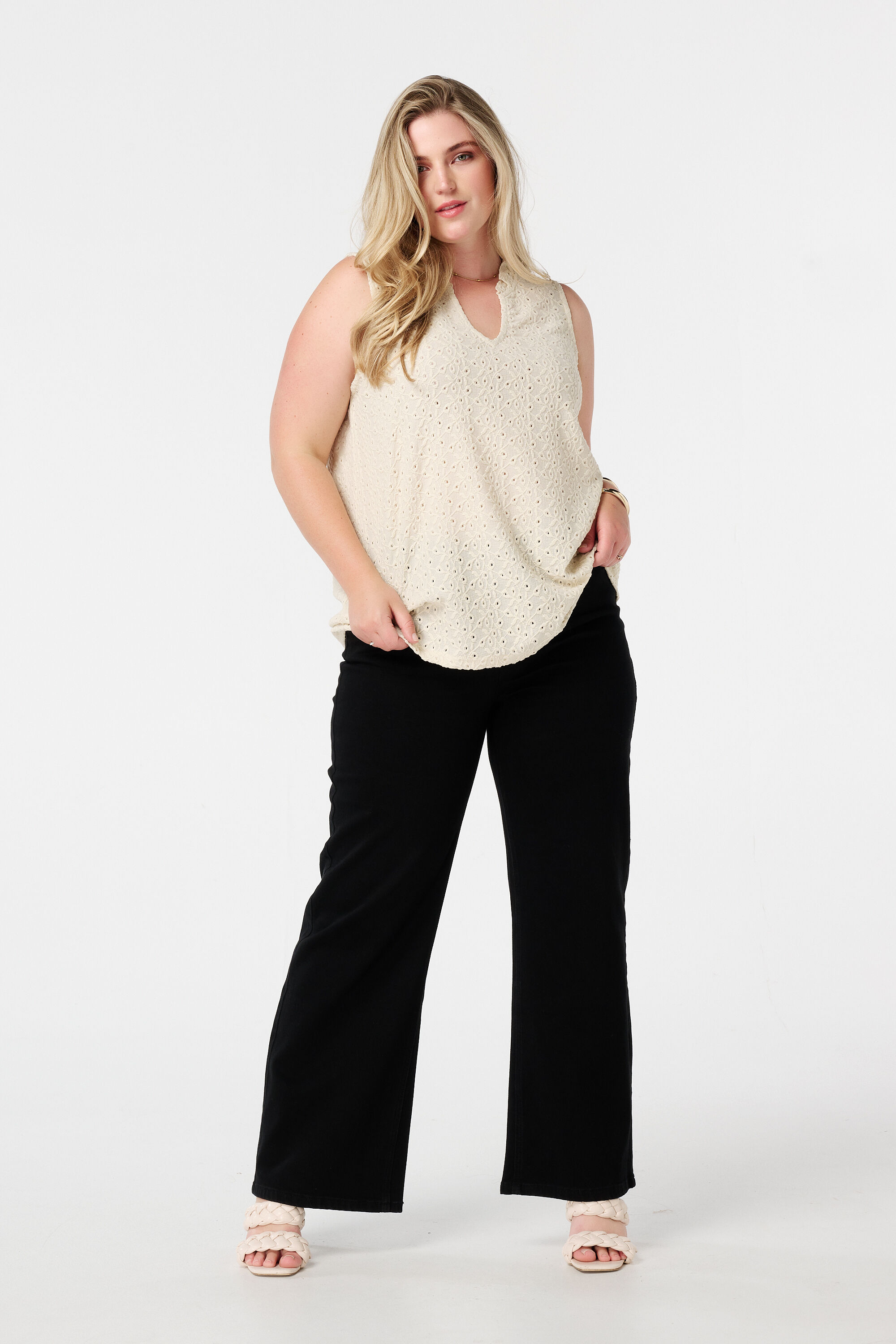 Top bordado sin mangas image number 5