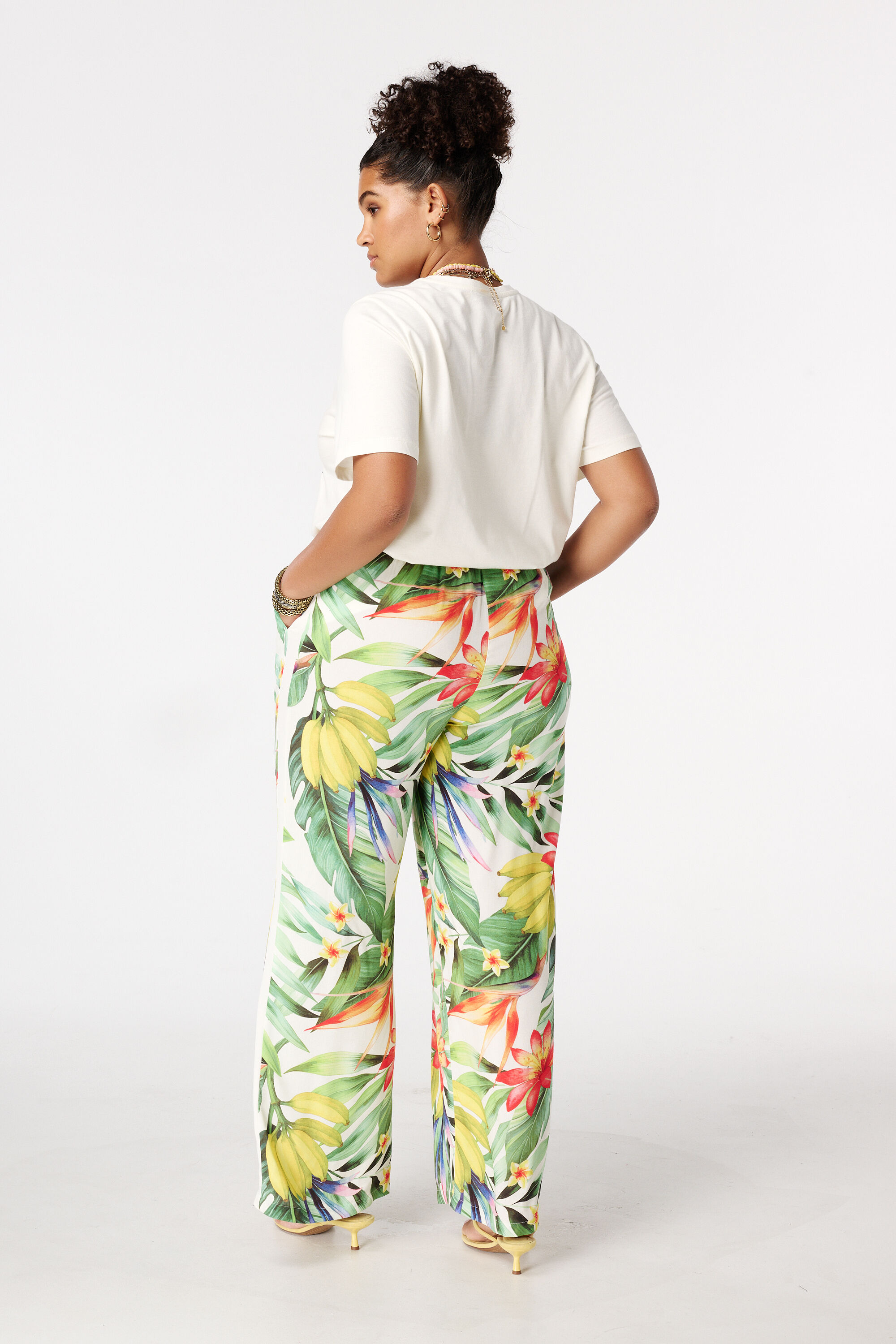 Pantal&oacute;n amplio con estampado image number 3