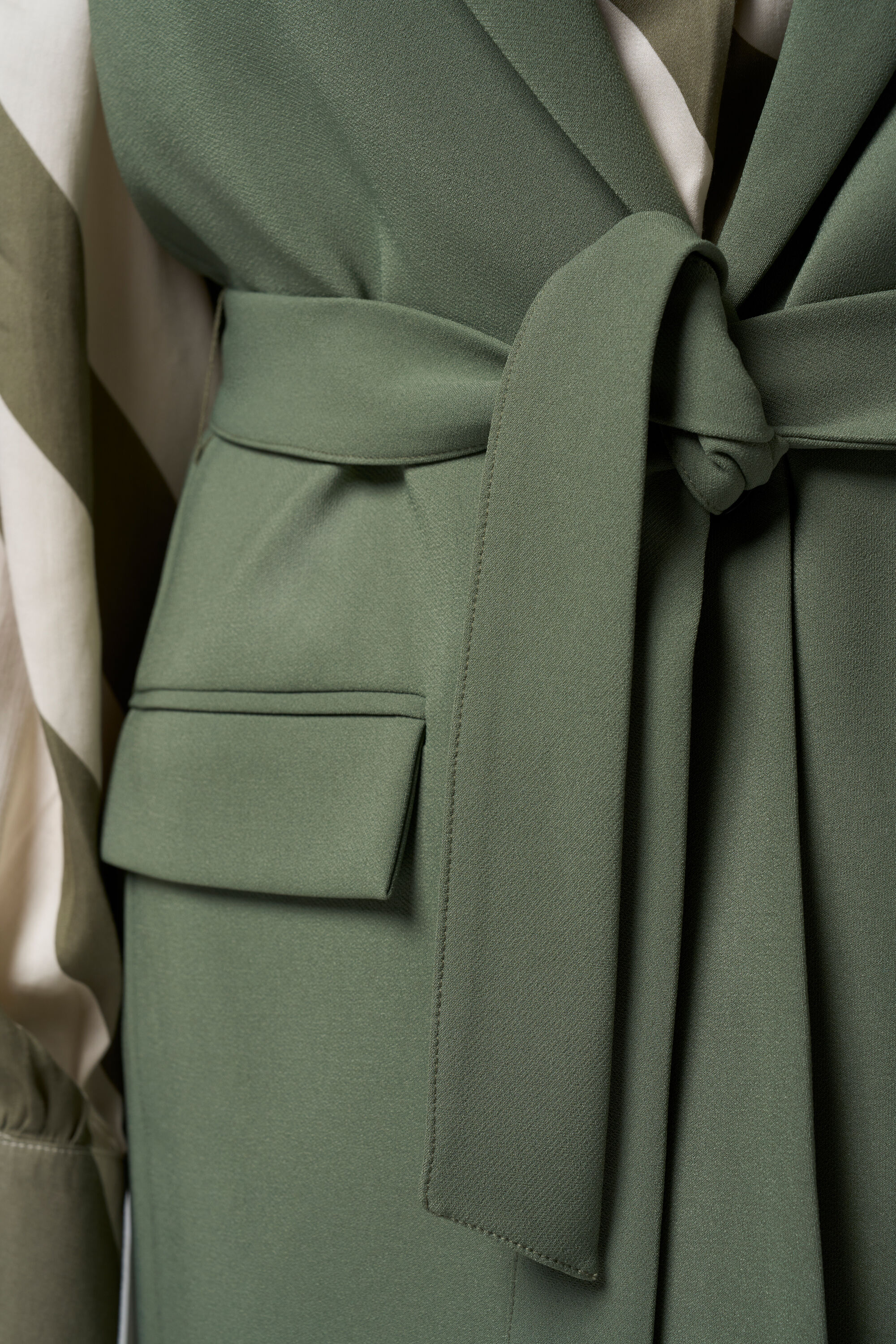 Chaleco con cinto a juego image number 4