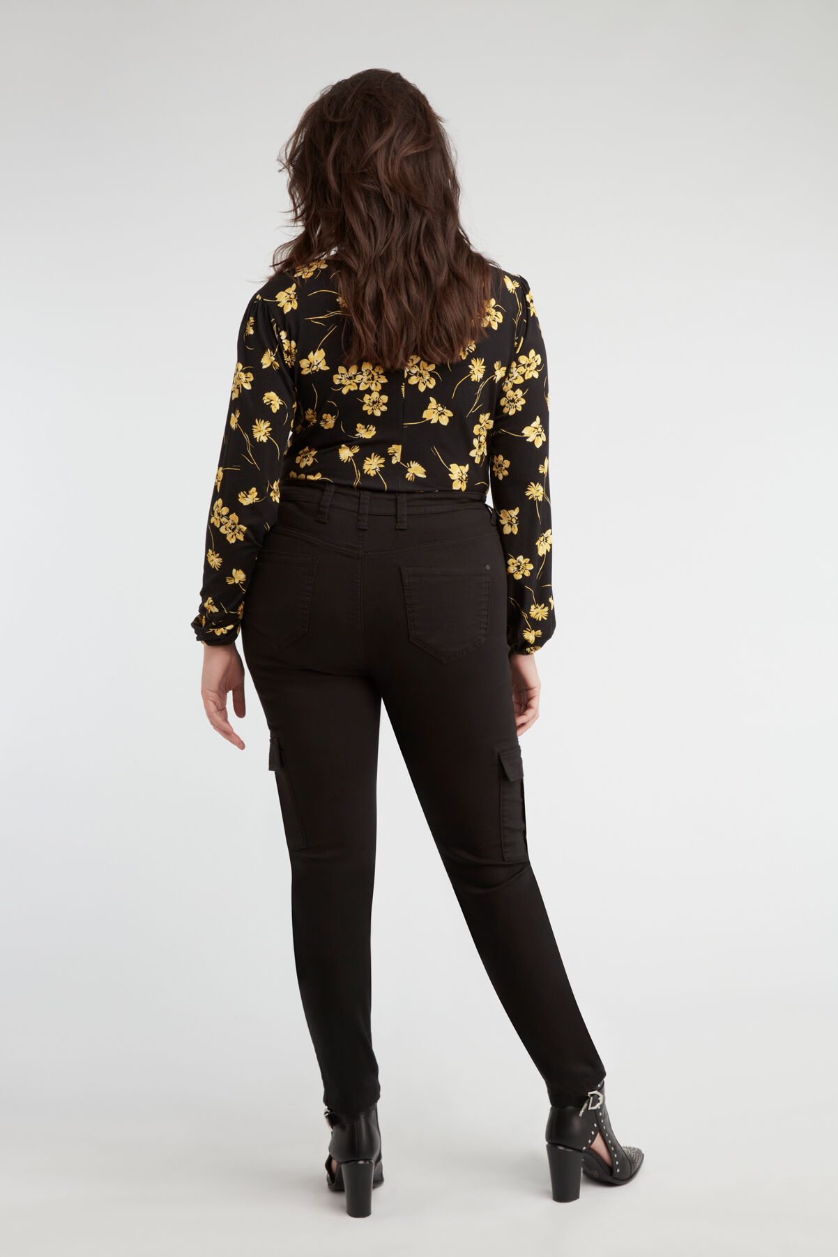 Pantalones tipo cargo image number 4