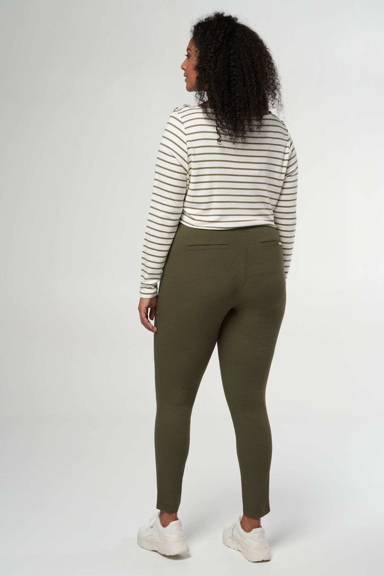 Tregging con estructura en el tejido image number 3