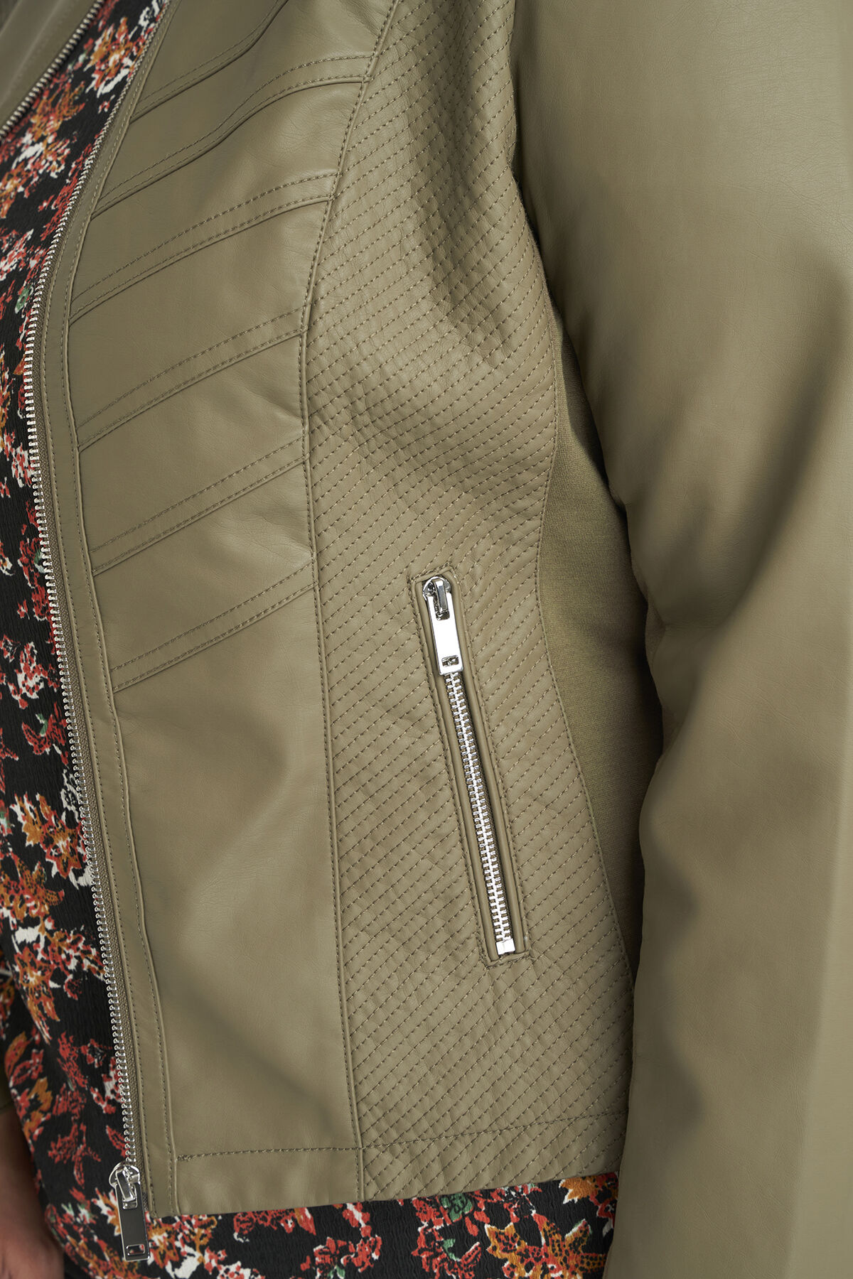 Chaqueta motera de cuero sint&eacute;tico con cuello redondo image number 4