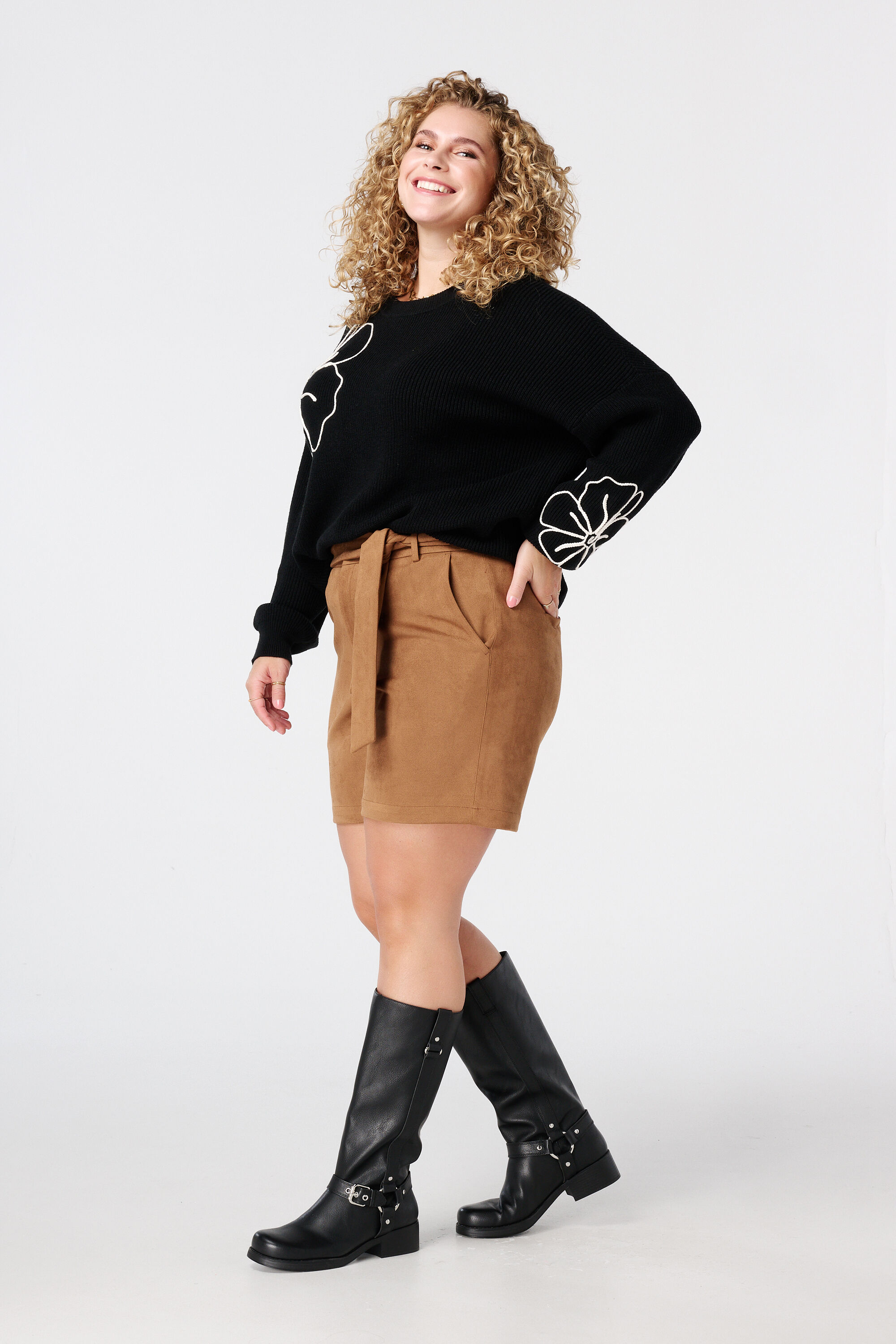 Jersey con flores bordadas image number 5