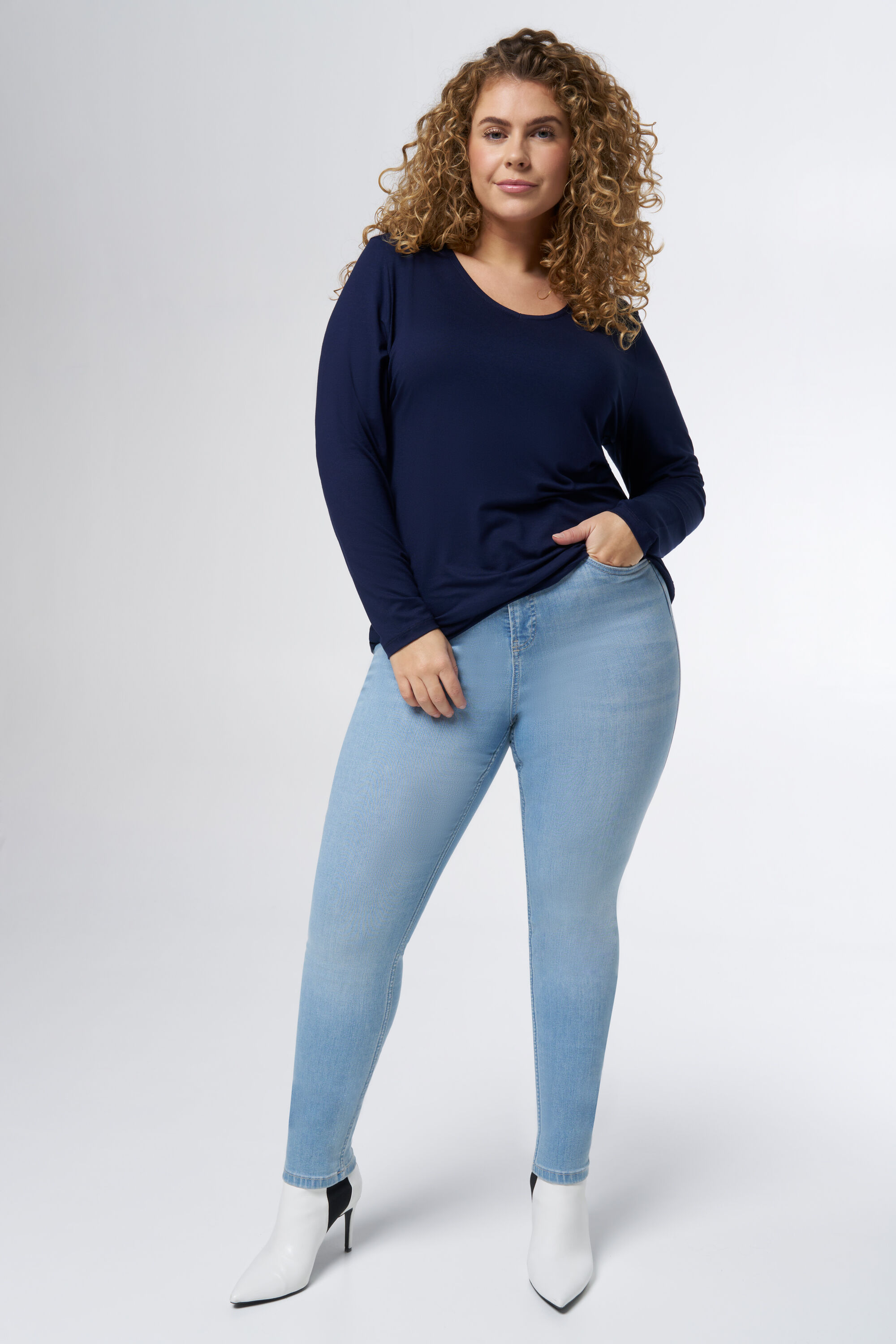 Top de manga larga y cuello en V image number 5